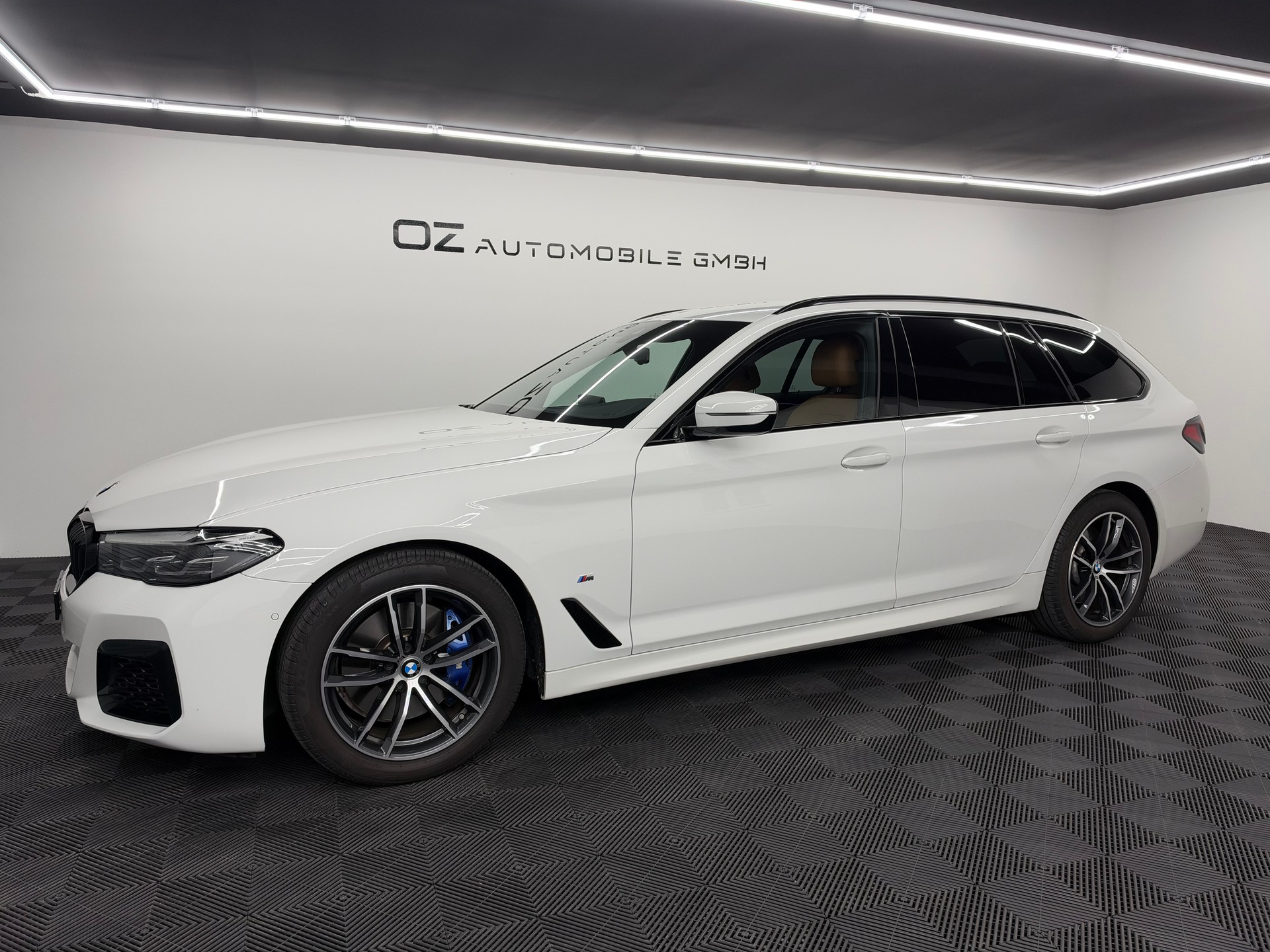 BMW 520d xDrive 48V Touring M Sport Steptronic-showroom-element-2