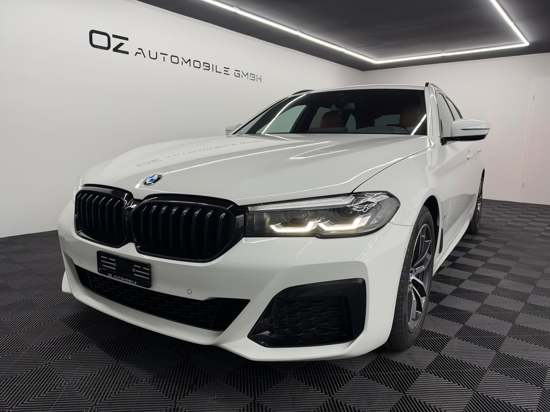 BMW 520d xDrive 48V Touring M Sport Steptronic-showroom-element-1