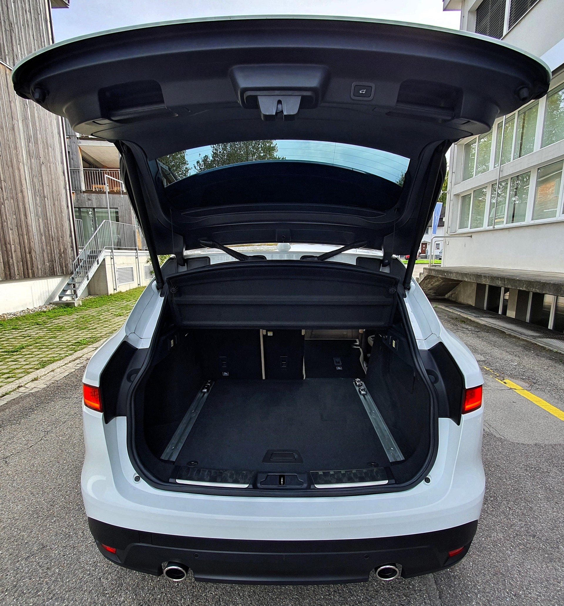 JAGUAR F-Pace 3.0 TD Portfolio AWD Automatik / 300 PS und 700 Nm-image-14