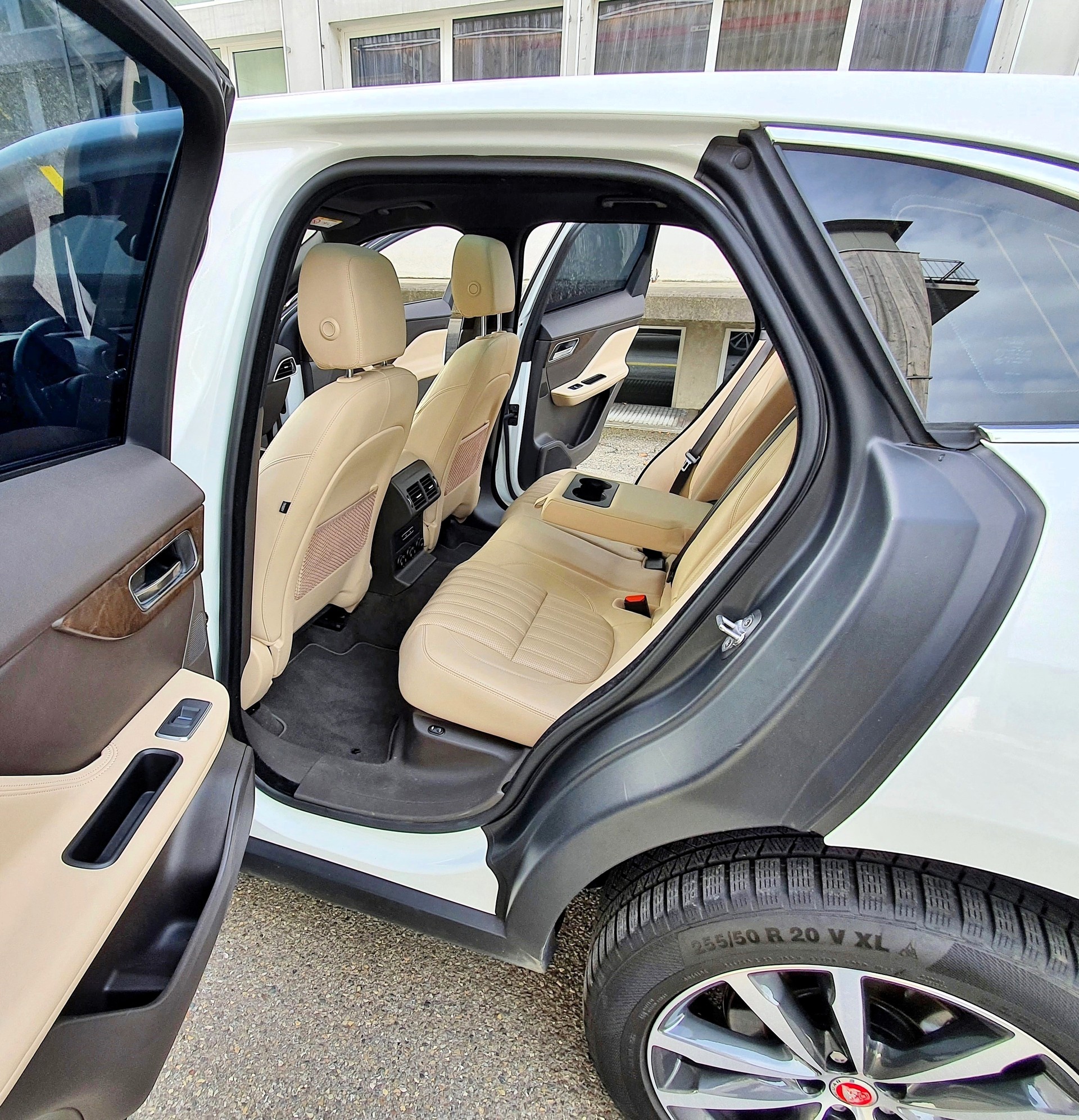 JAGUAR F-Pace 3.0 TD Portfolio AWD Automatik / 300 PS und 700 Nm-image-10