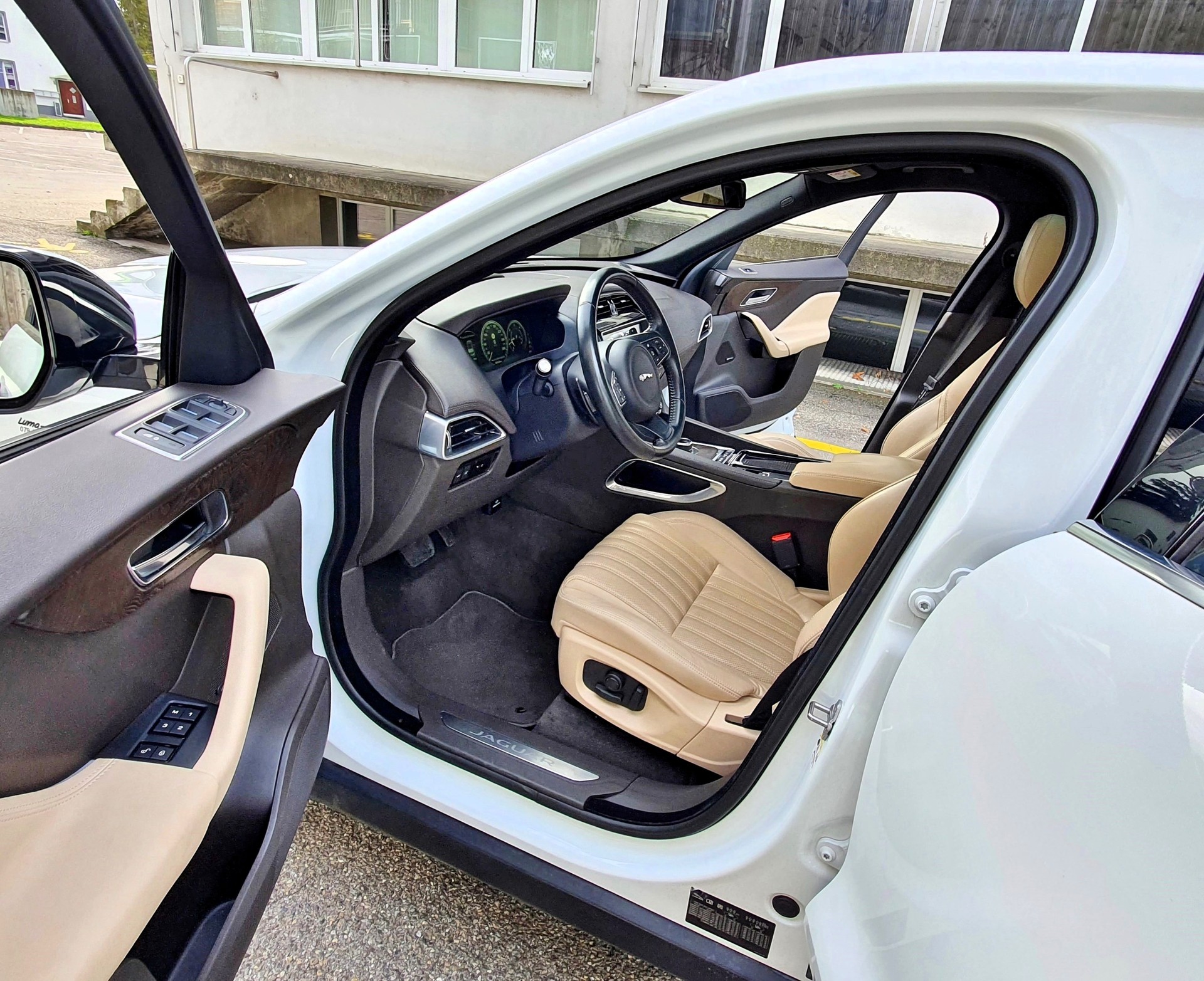 JAGUAR F-Pace 3.0 TD Portfolio AWD Automatik / 300 PS und 700 Nm-image-8