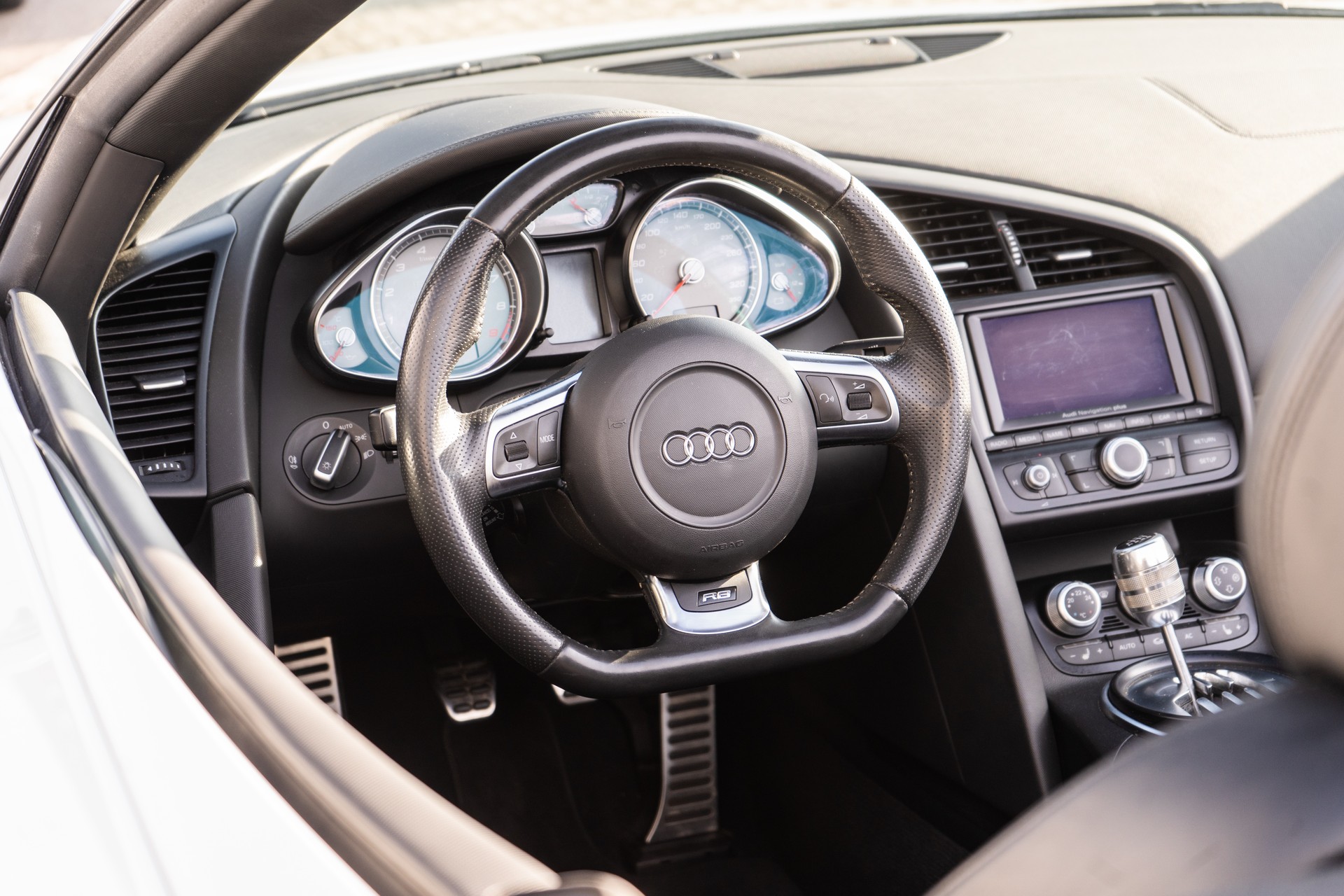 AUDI R8 Spyder 4.2-image-12