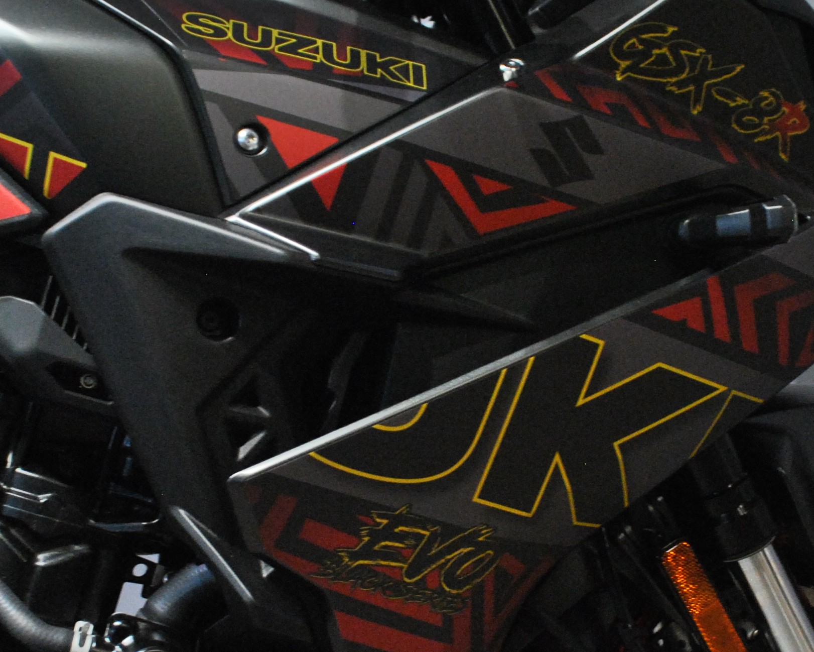 SUZUKI GSX 8R BLACK EVO-image-5