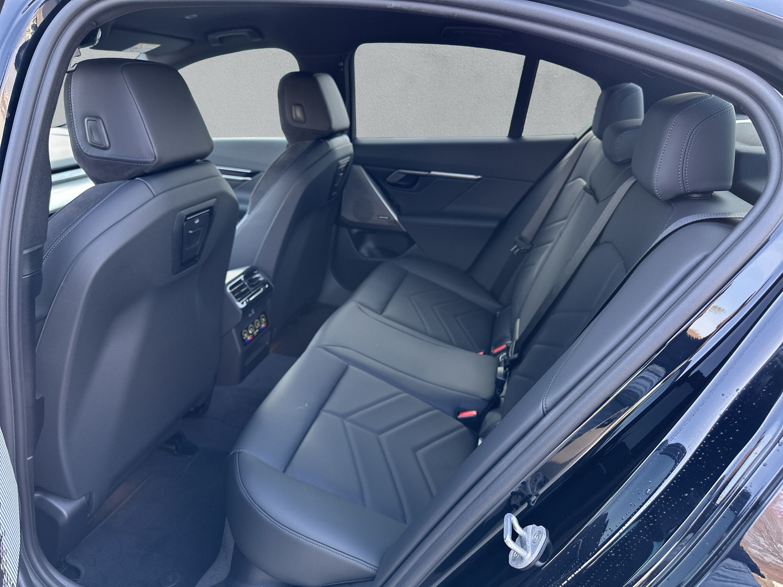 BMW i5 eDrive40 M Sport-image-11