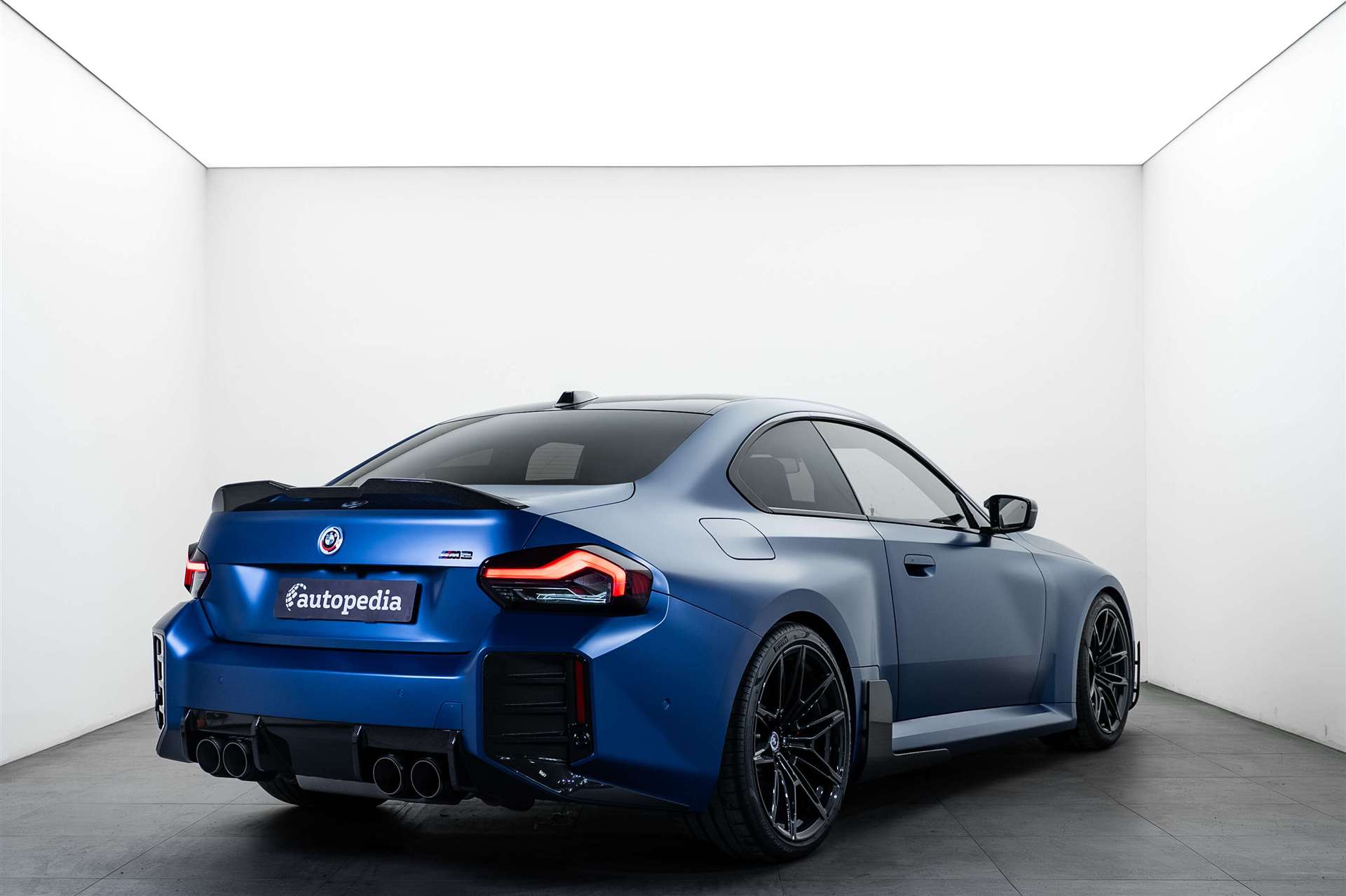 BMW M2 Steptronic 460PS Blue-Beast-showroom-element-2