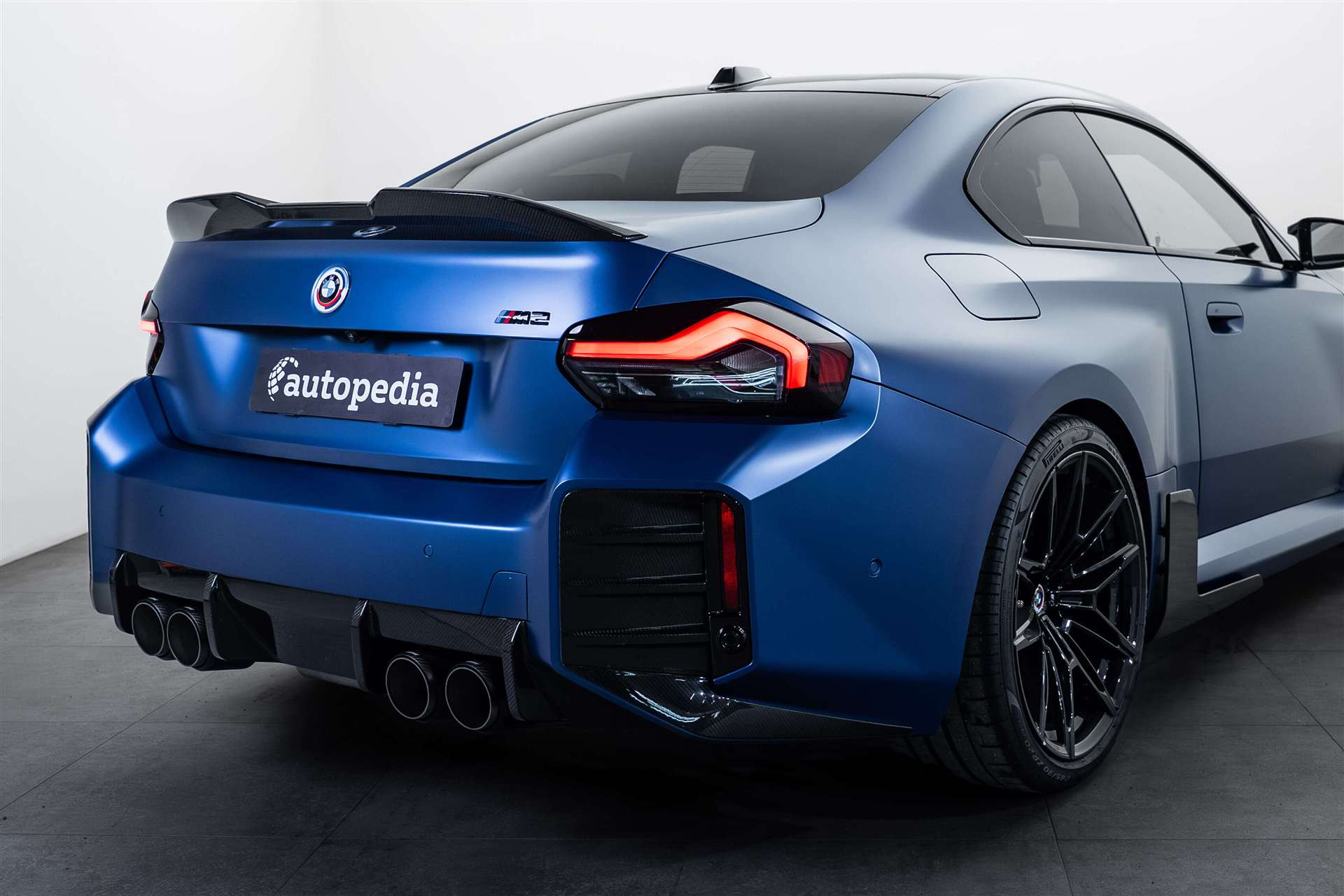 BMW M2 Steptronic 460PS Blue-Beast-showroom-element-3