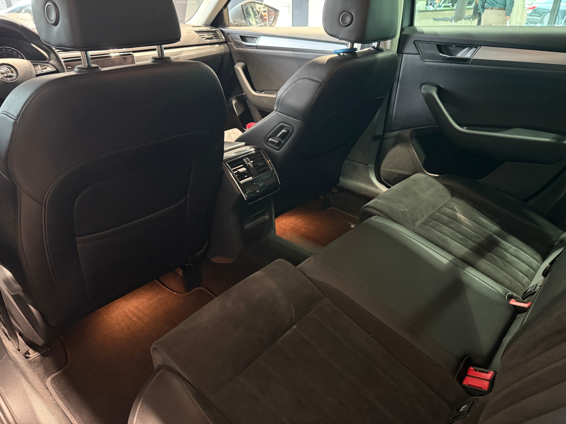 SKODA Superb Combi 2.0 TDi Style 4x4 DSG-image-15