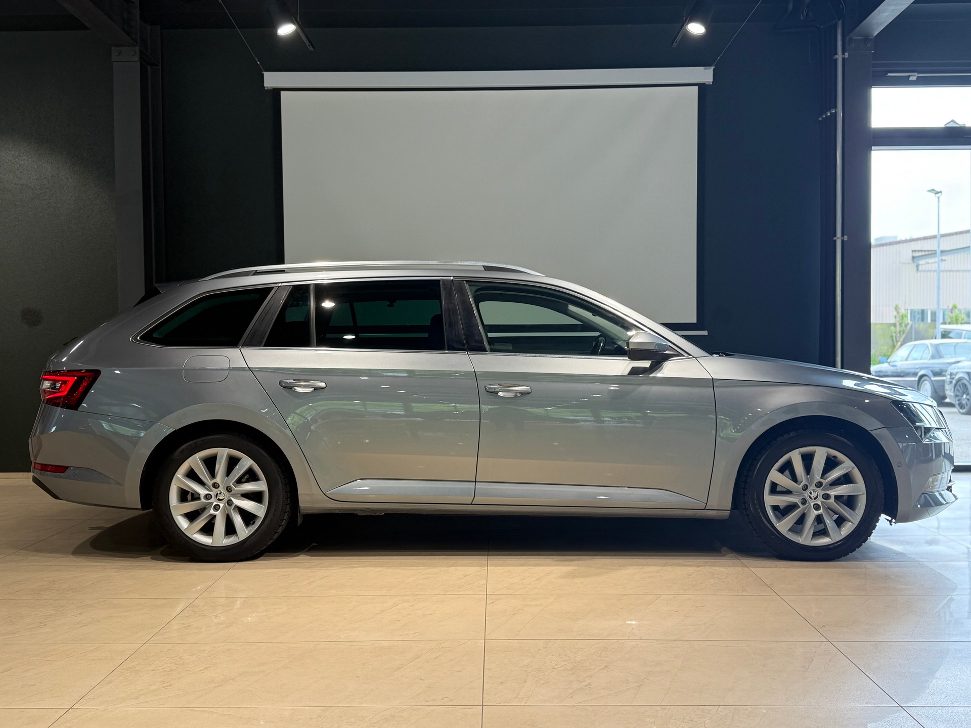 SKODA Superb Combi 2.0 TDi Style 4x4 DSG-showroom-element-3