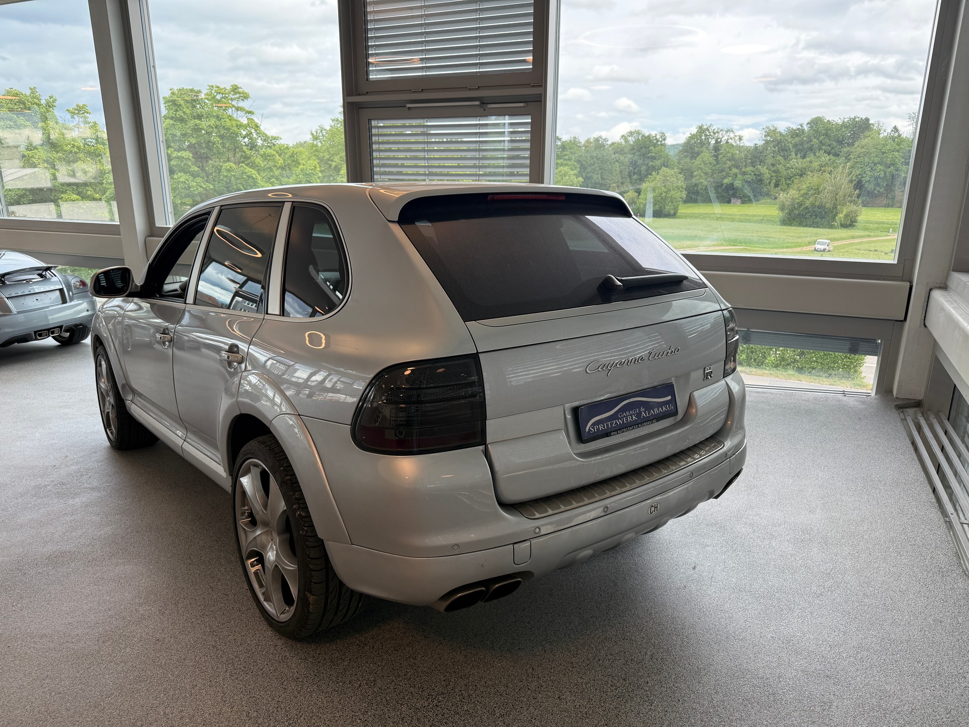 PORSCHE Cayenne Turbo-showroom-element-3