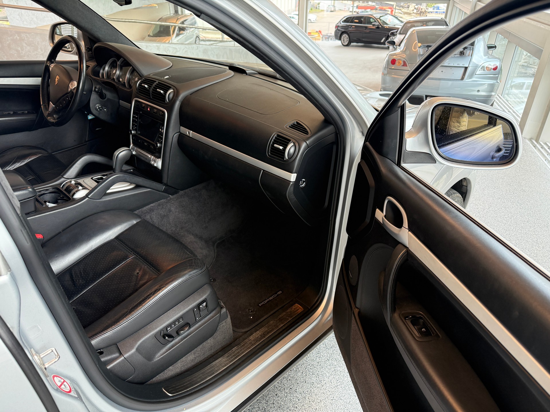 PORSCHE Cayenne Turbo-image-12