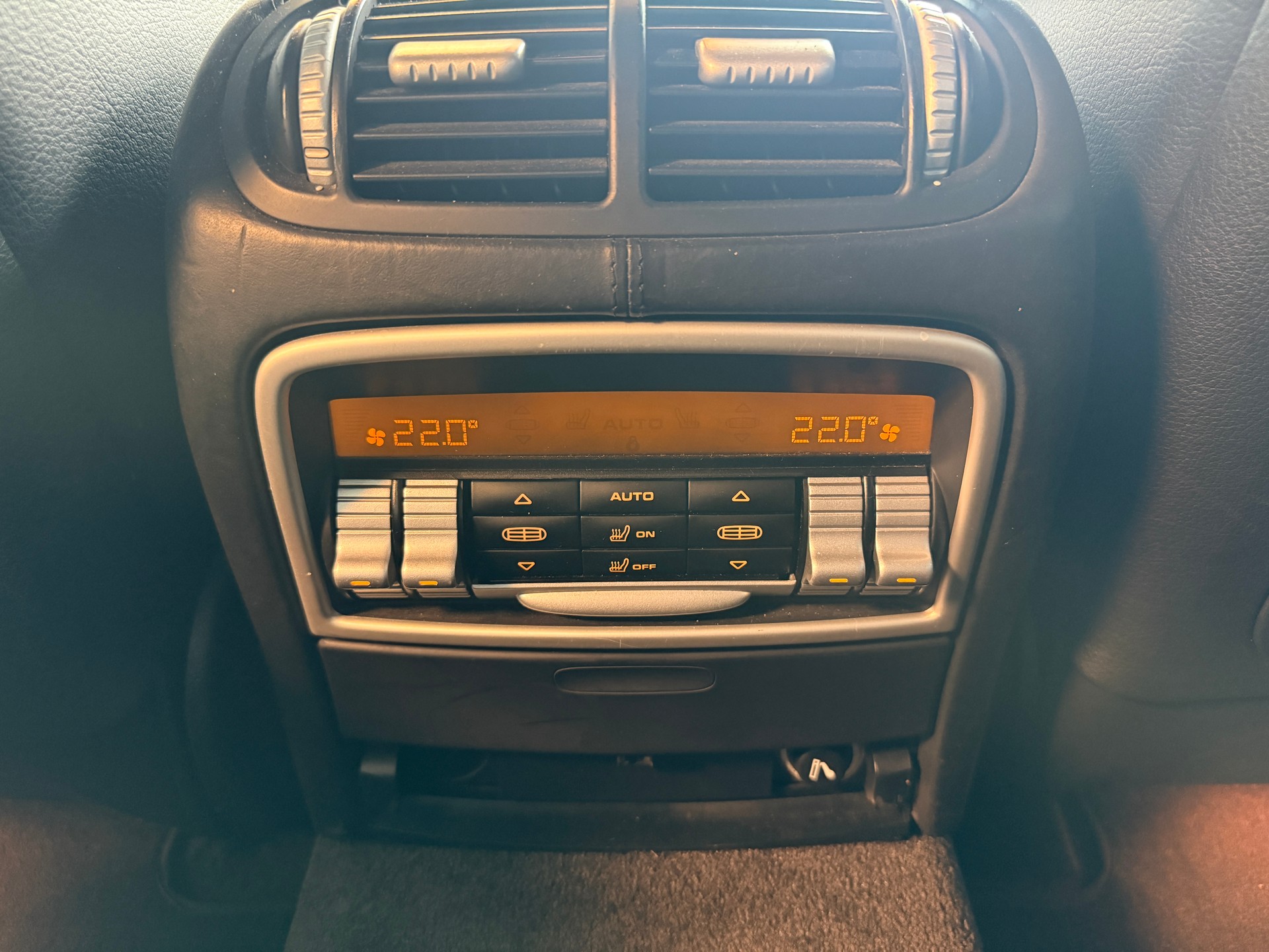 PORSCHE Cayenne Turbo-image-18