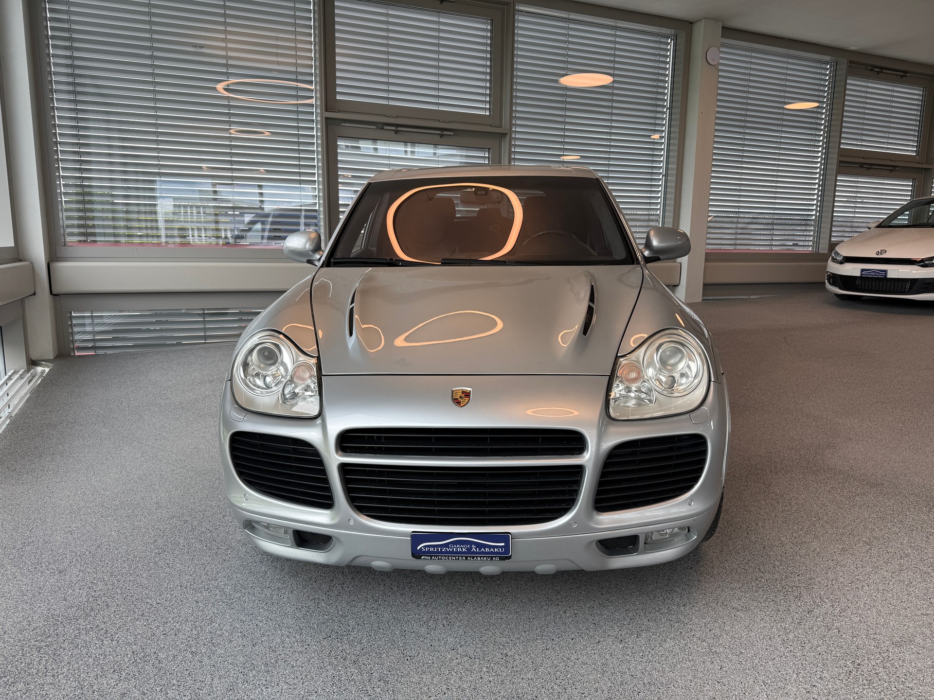 PORSCHE Cayenne Turbo-showroom-element-1