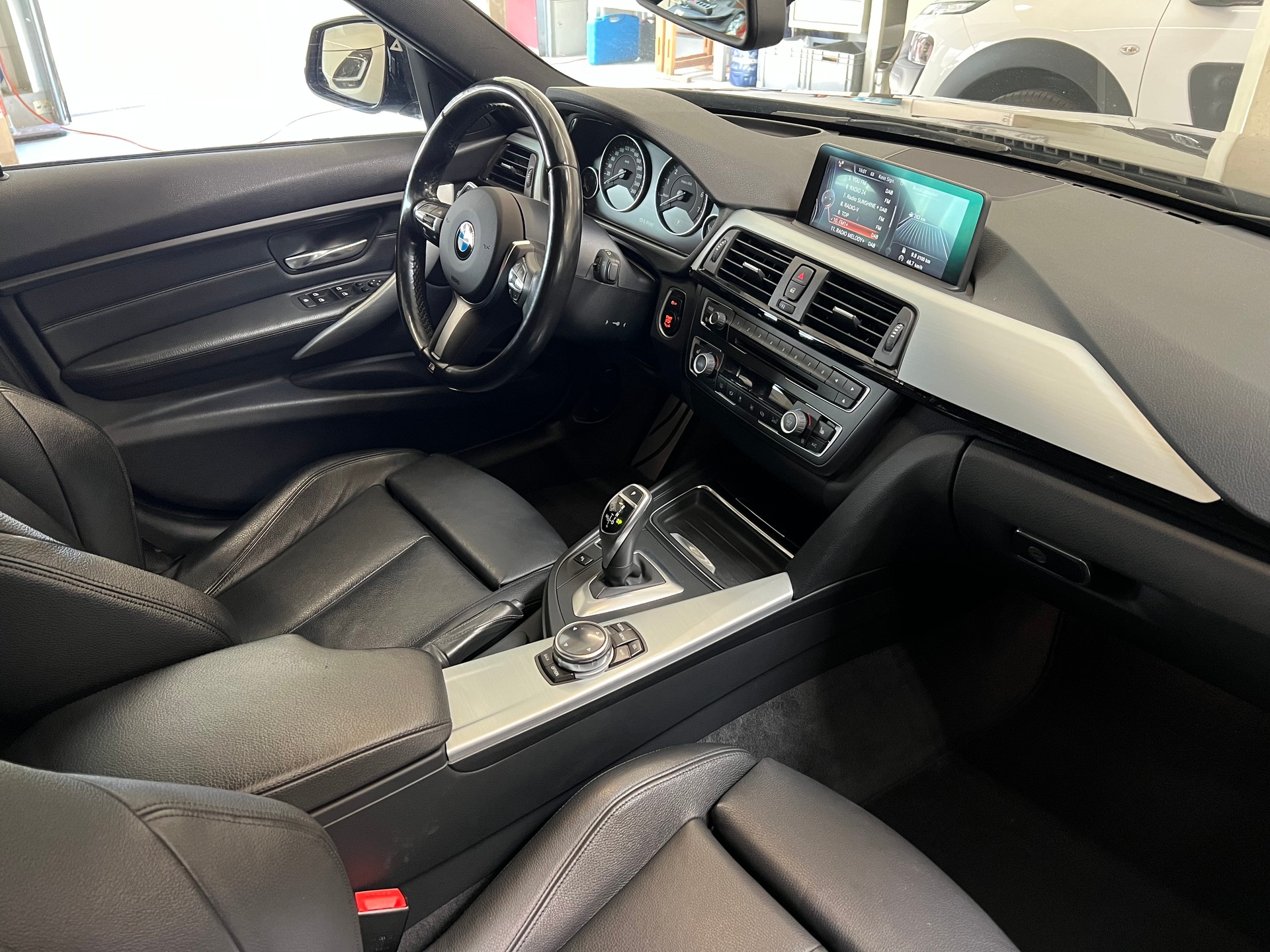 BMW 335i xDrive Touring Steptronic-image-4