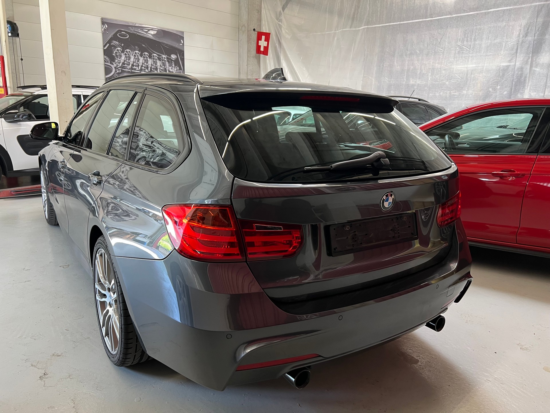BMW 335i xDrive Touring Steptronic-showroom-element-2