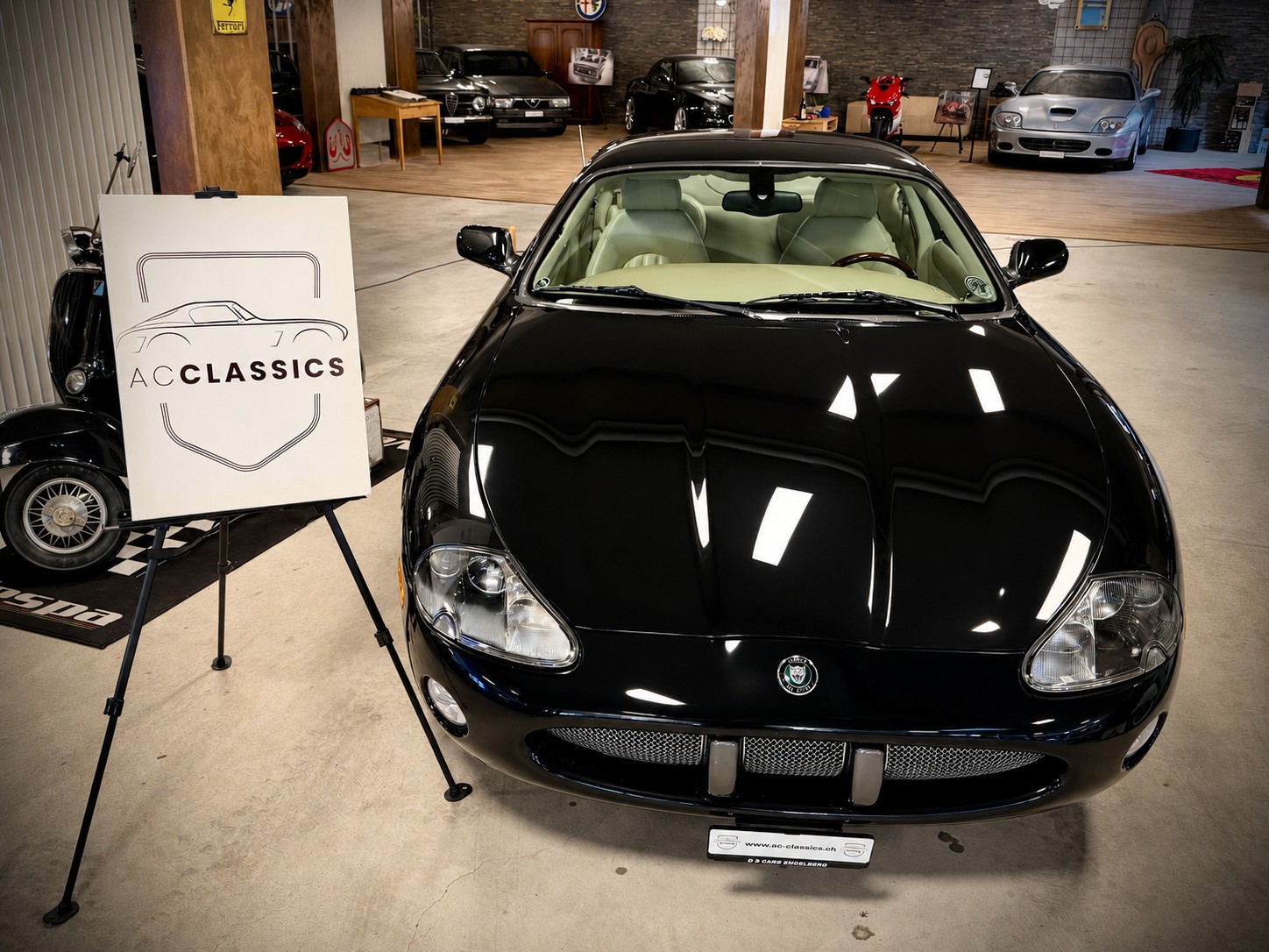 JAGUAR XK8-showroom-element-1