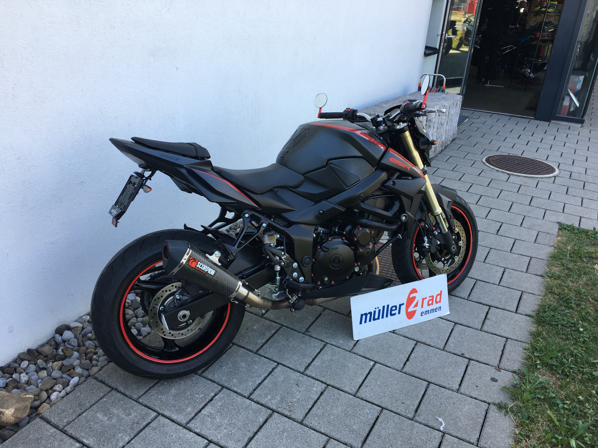 SUZUKI GSR 750 A/U-image-1