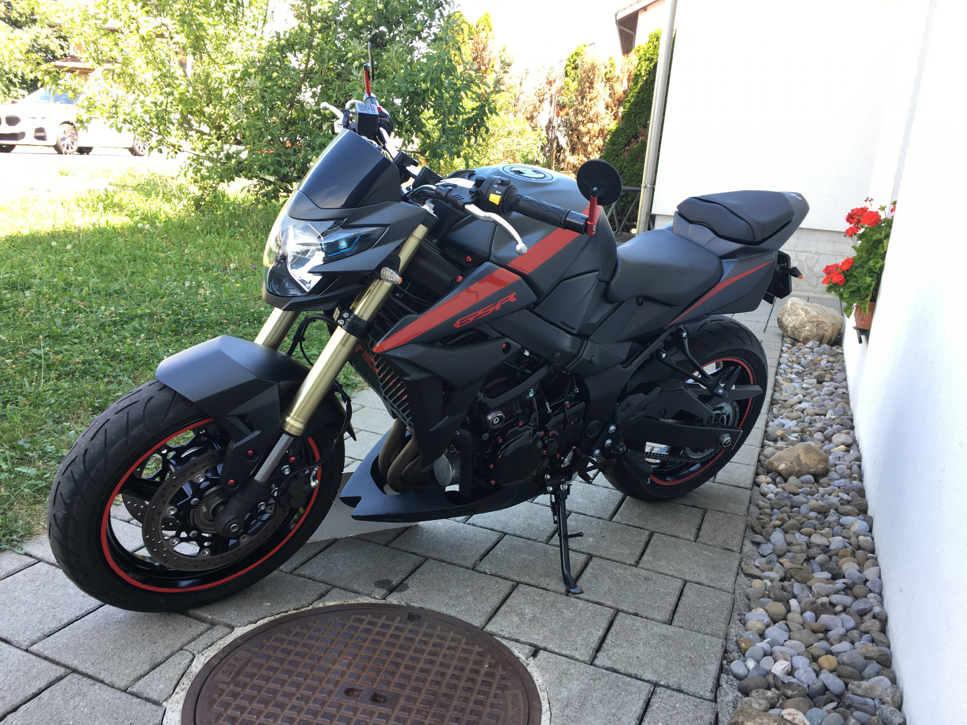 SUZUKI GSR 750 A/U-image-9
