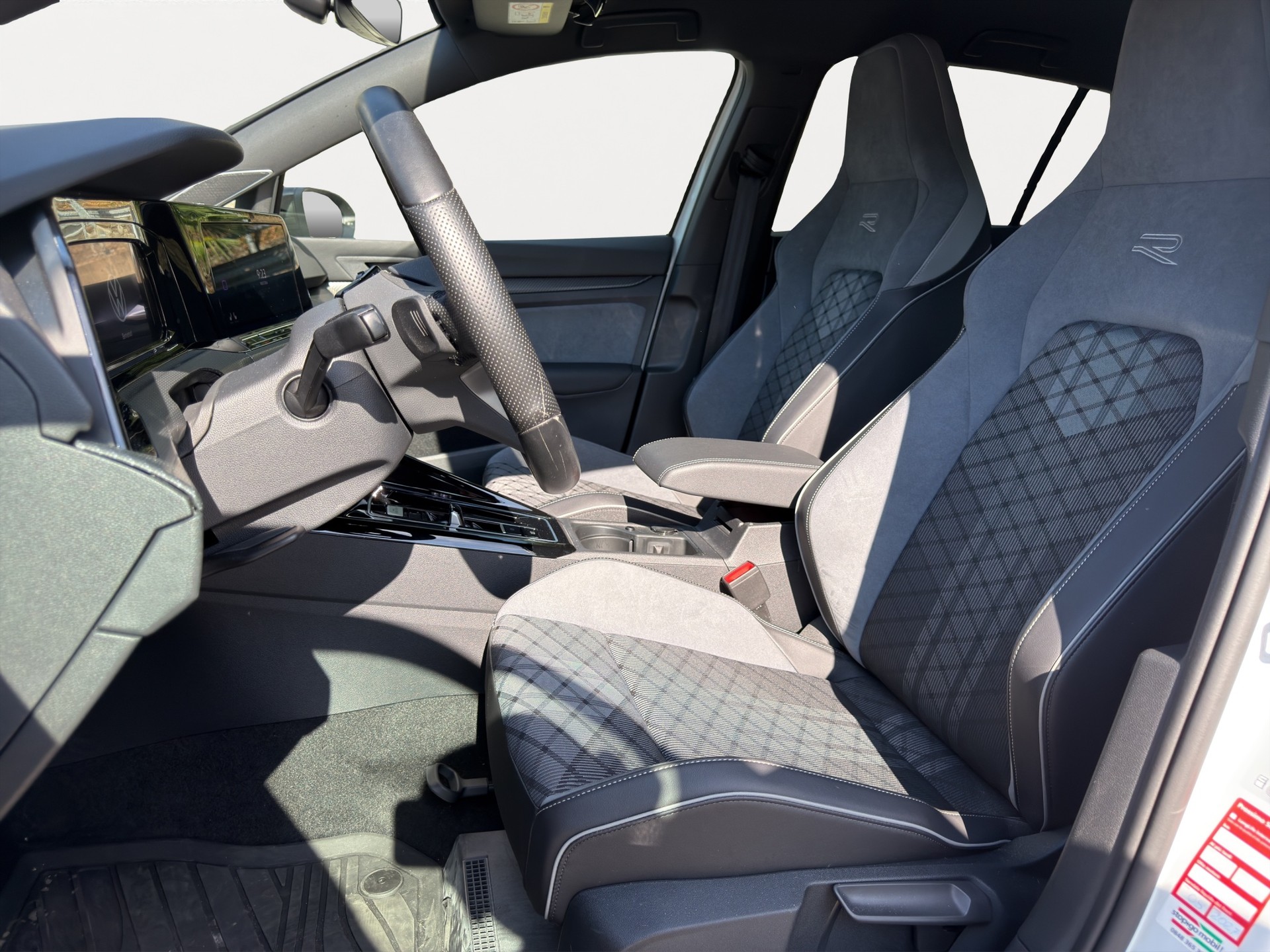 VW Golf 1.5 eTSI R-Line DSG-image-8