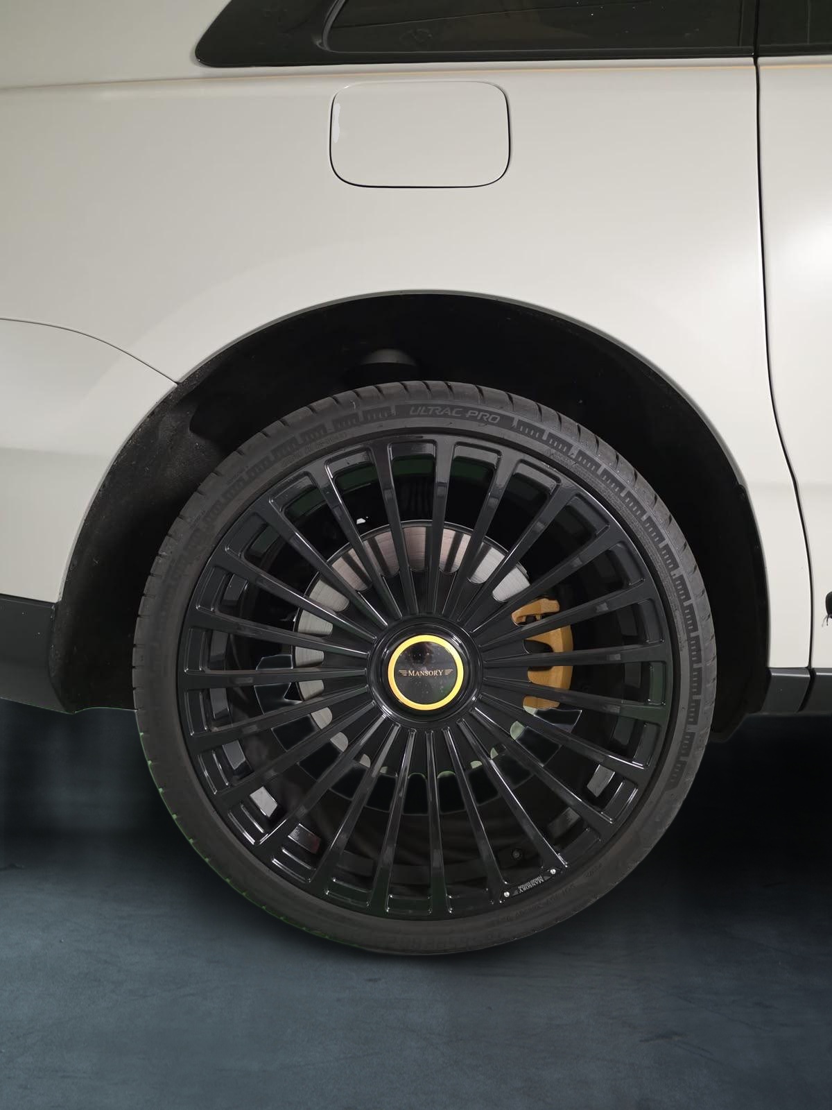 ROLLS-ROYCE Cullinan 6.7 V12 Black Badge *Signature*Mansory Weehls 24"*-image-5