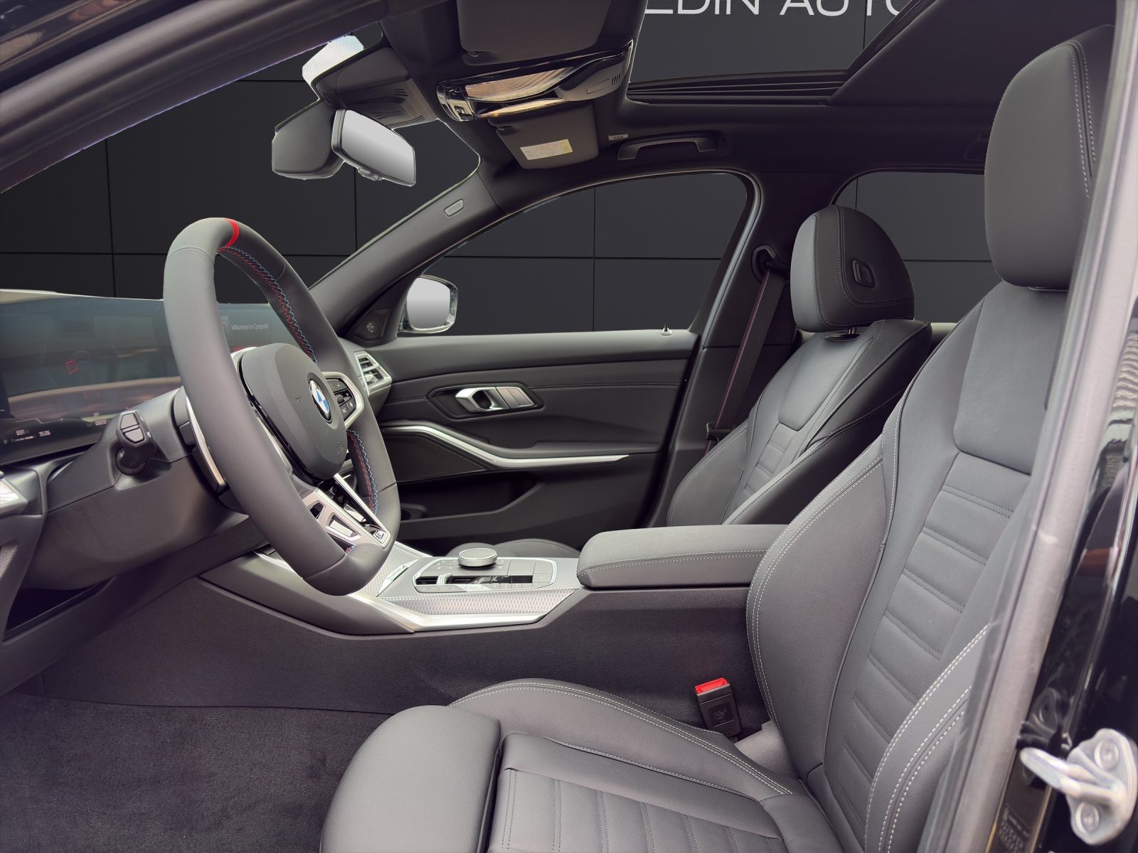 BMW M340i xDrive Touring-showroom-element-1
