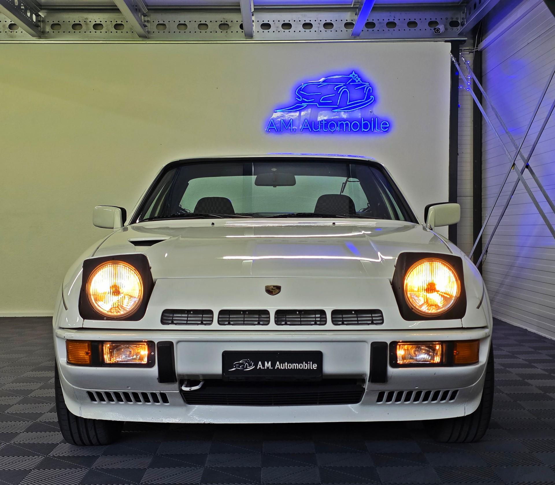 PORSCHE Turbo-showroom-element-1