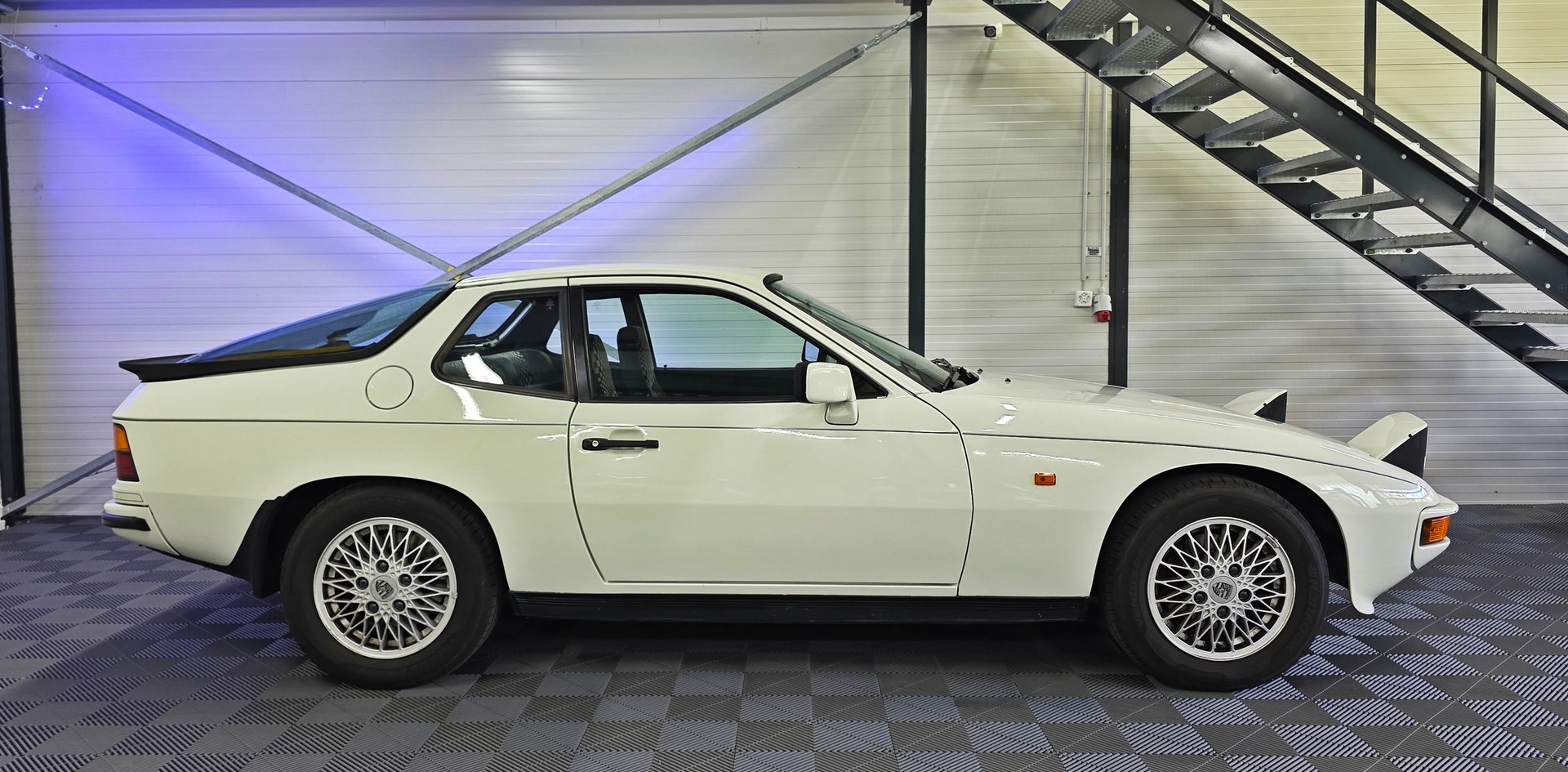 PORSCHE Turbo-showroom-element-3