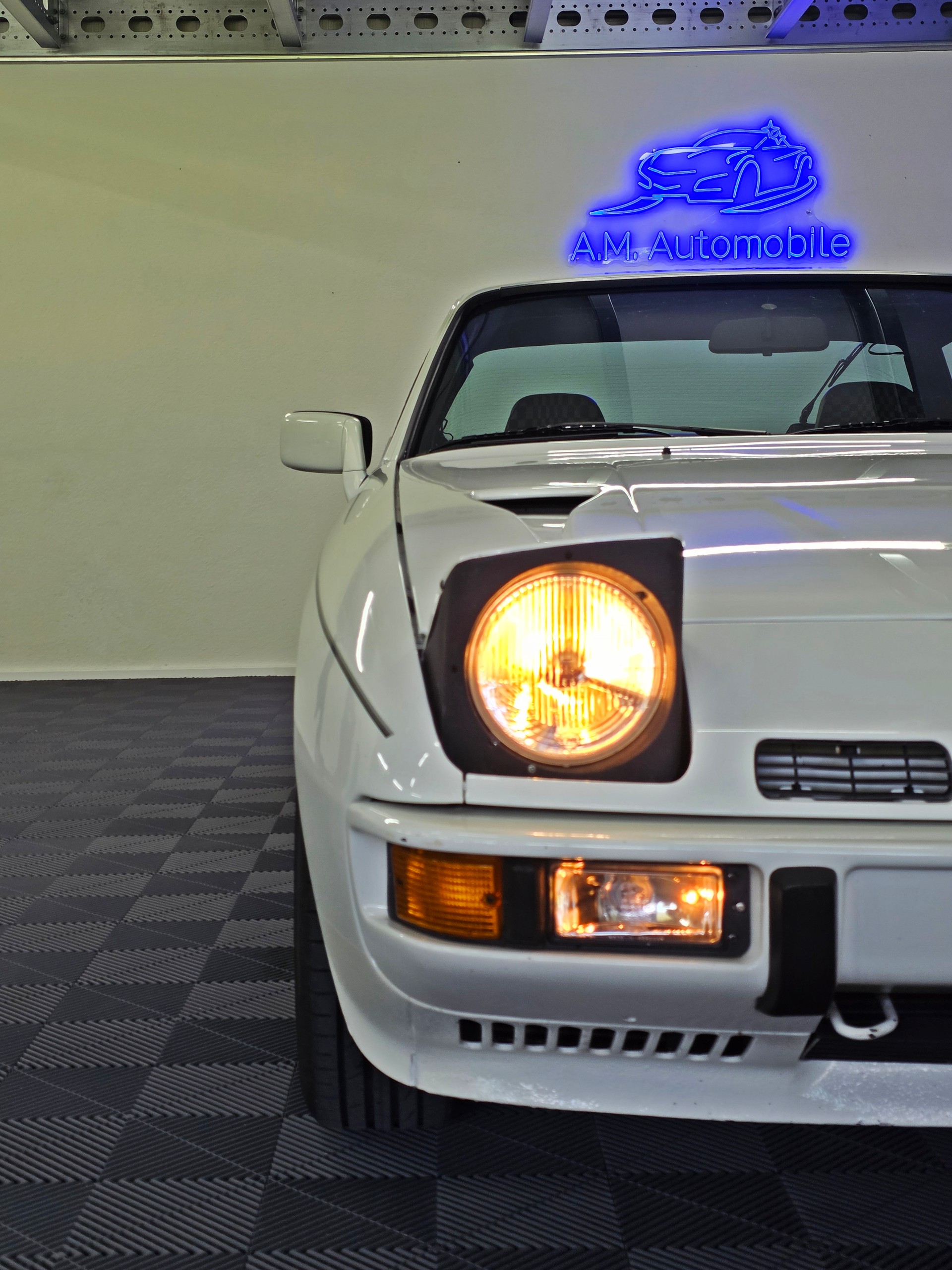 PORSCHE Turbo-showroom-element-2