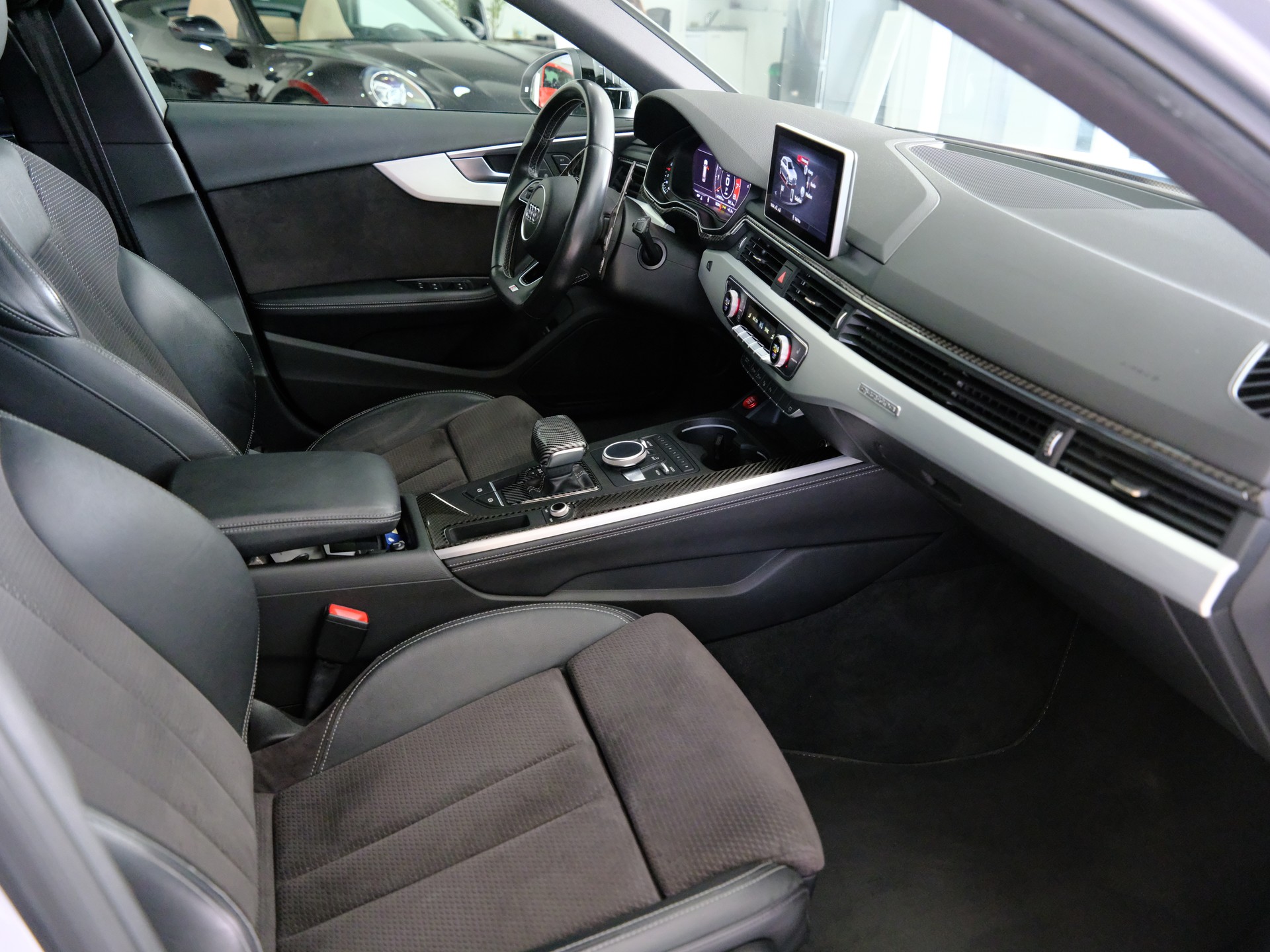 AUDI S4 Avant 3.0 TFSI quattro tiptronic *SITZHEIZUNG* *RÜCKFAHRKAMERA*-image-19