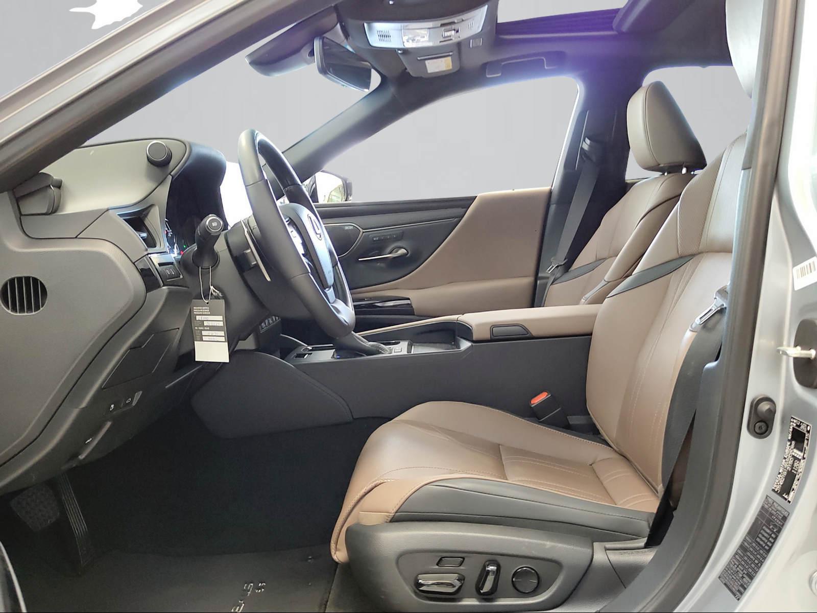 LEXUS ES 300h Excellence-showroom-element-2
