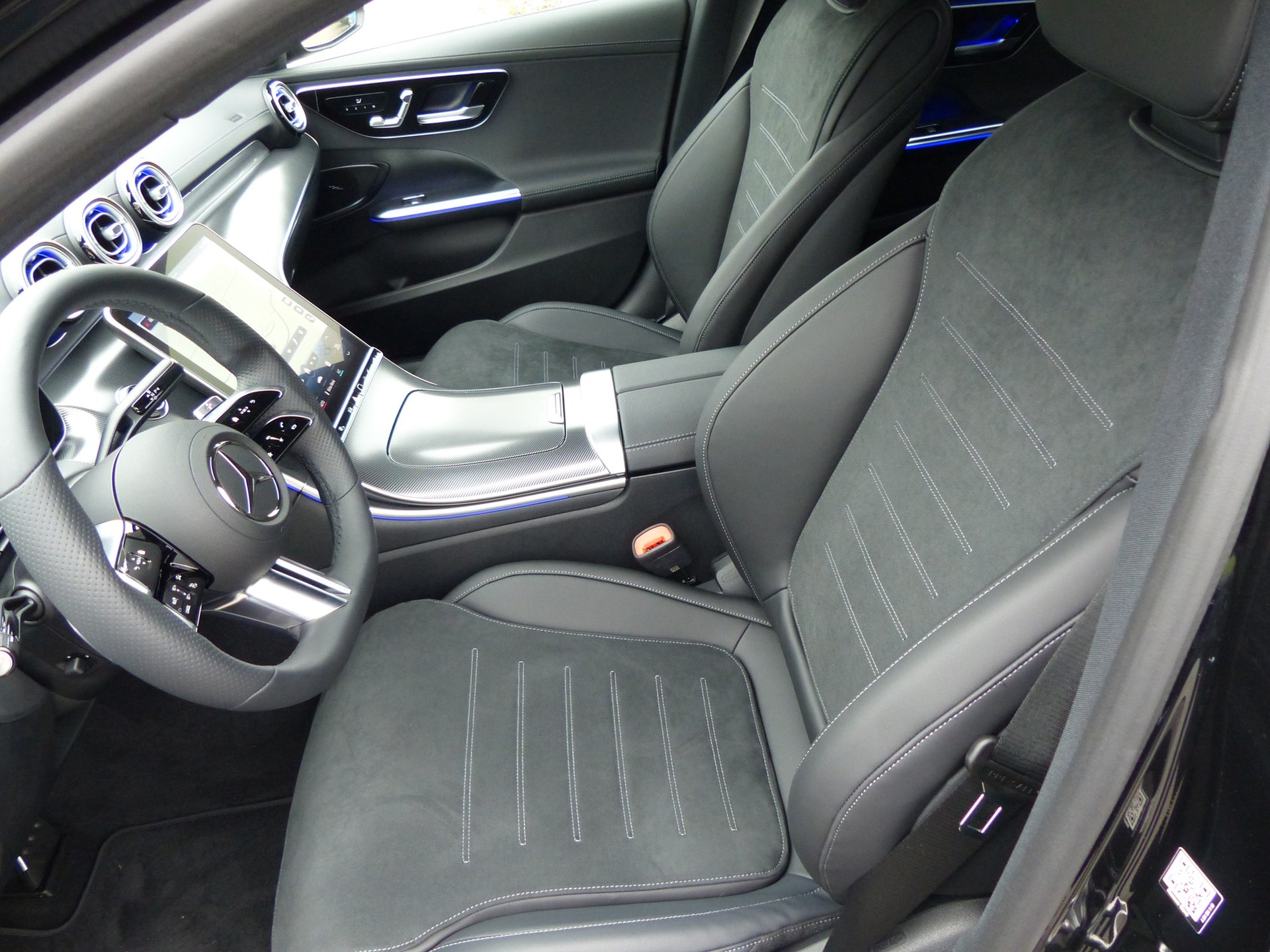 MERCEDES-BENZ C 200 4Matic AMG Line-image-12
