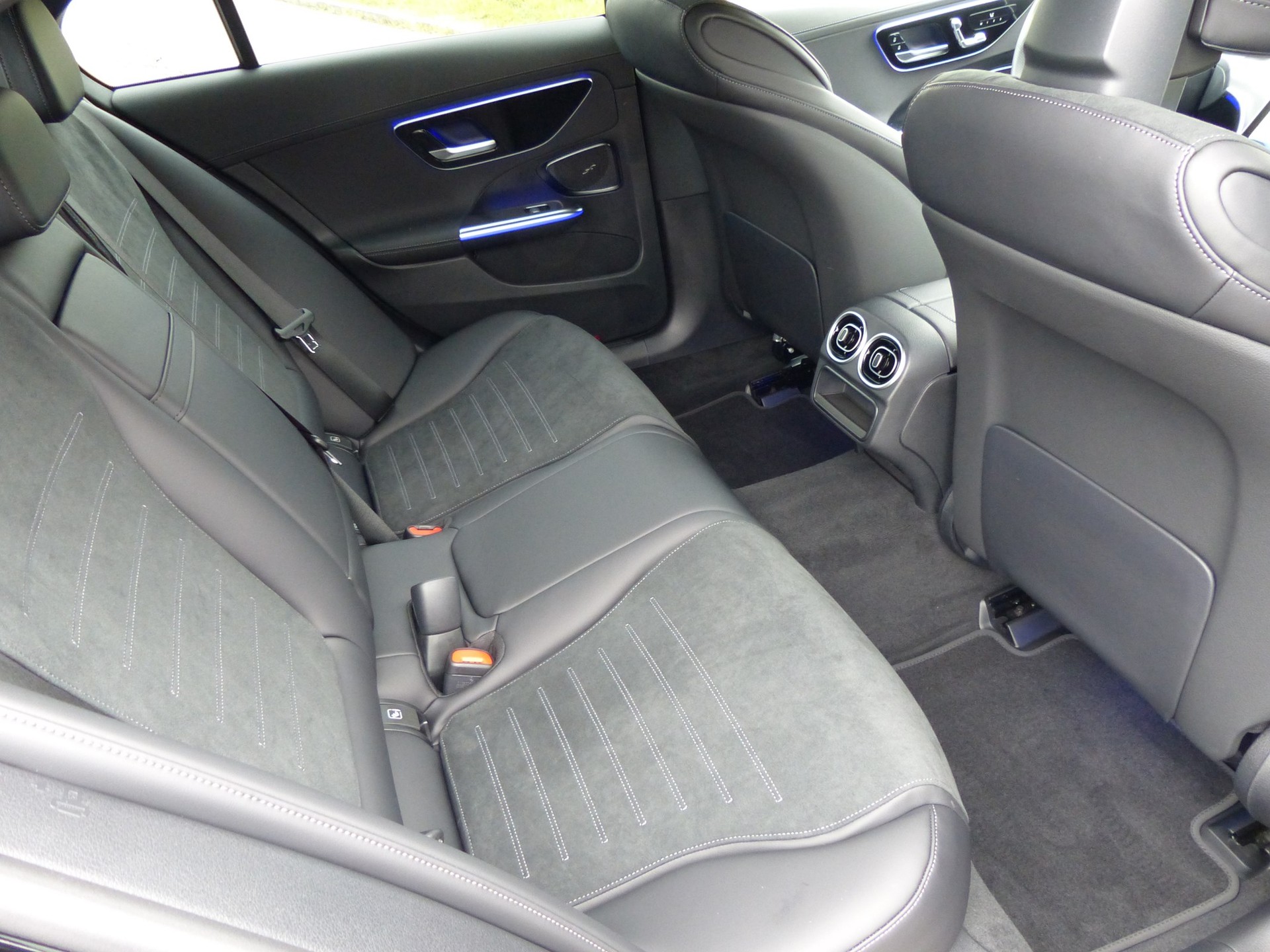 MERCEDES-BENZ C 200 4Matic AMG Line-image-8