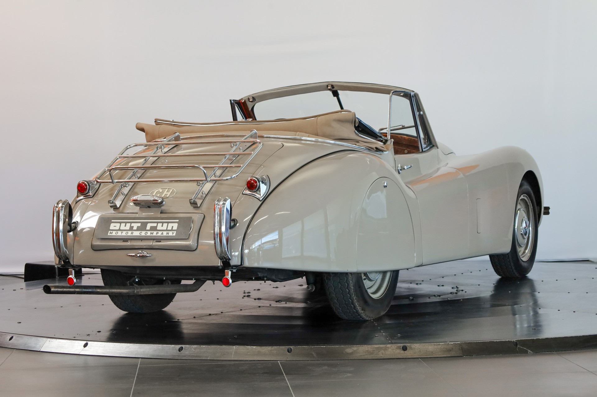 JAGUAR Drophead Coupe-showroom-element-2