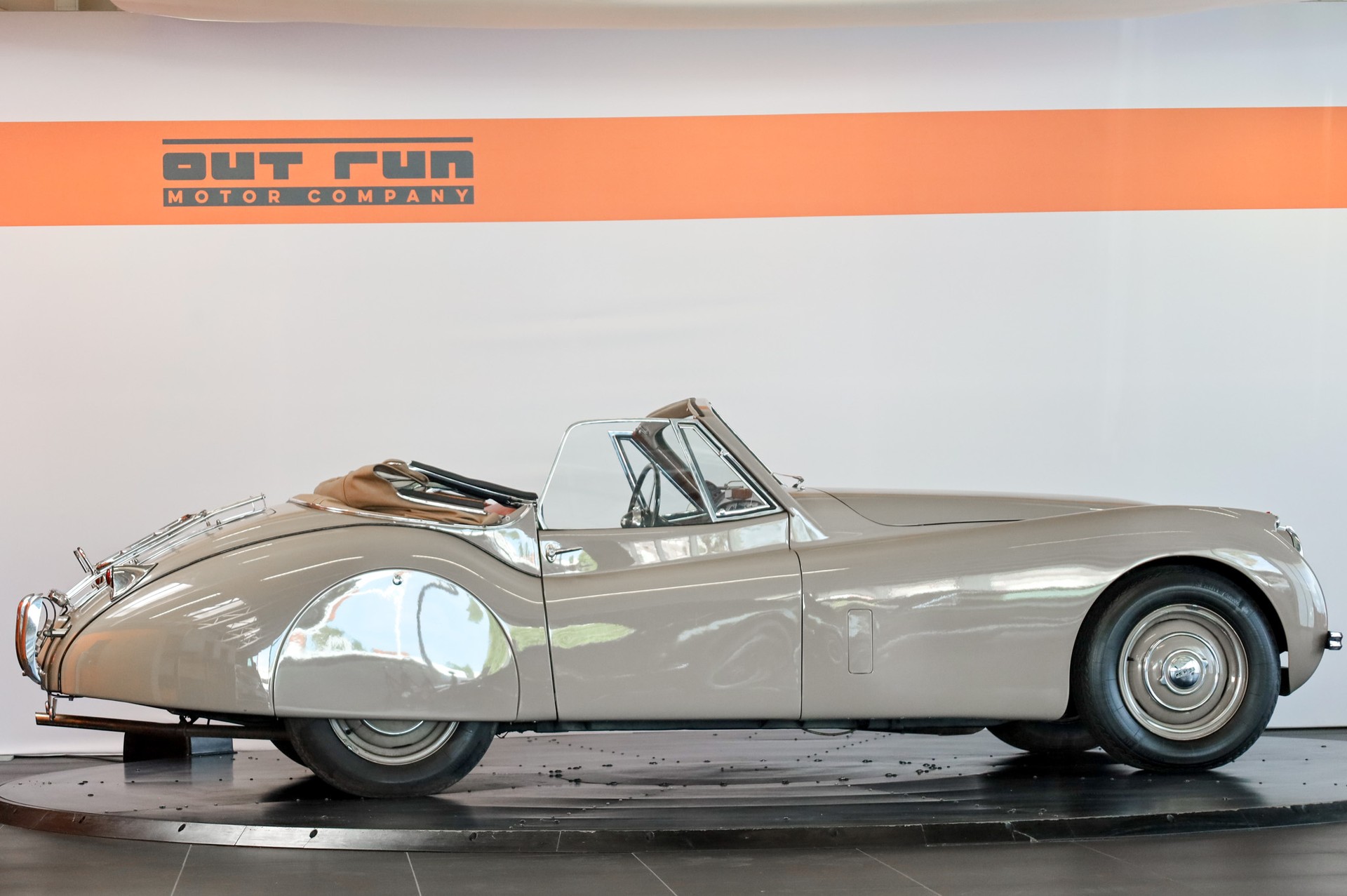 JAGUAR Drophead Coupe-showroom-element-3
