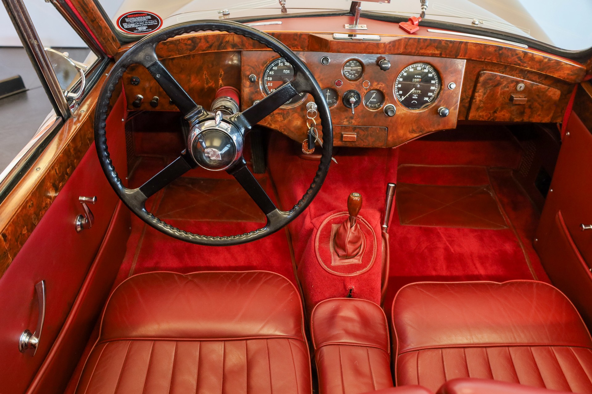 JAGUAR Drophead Coupe-image-17