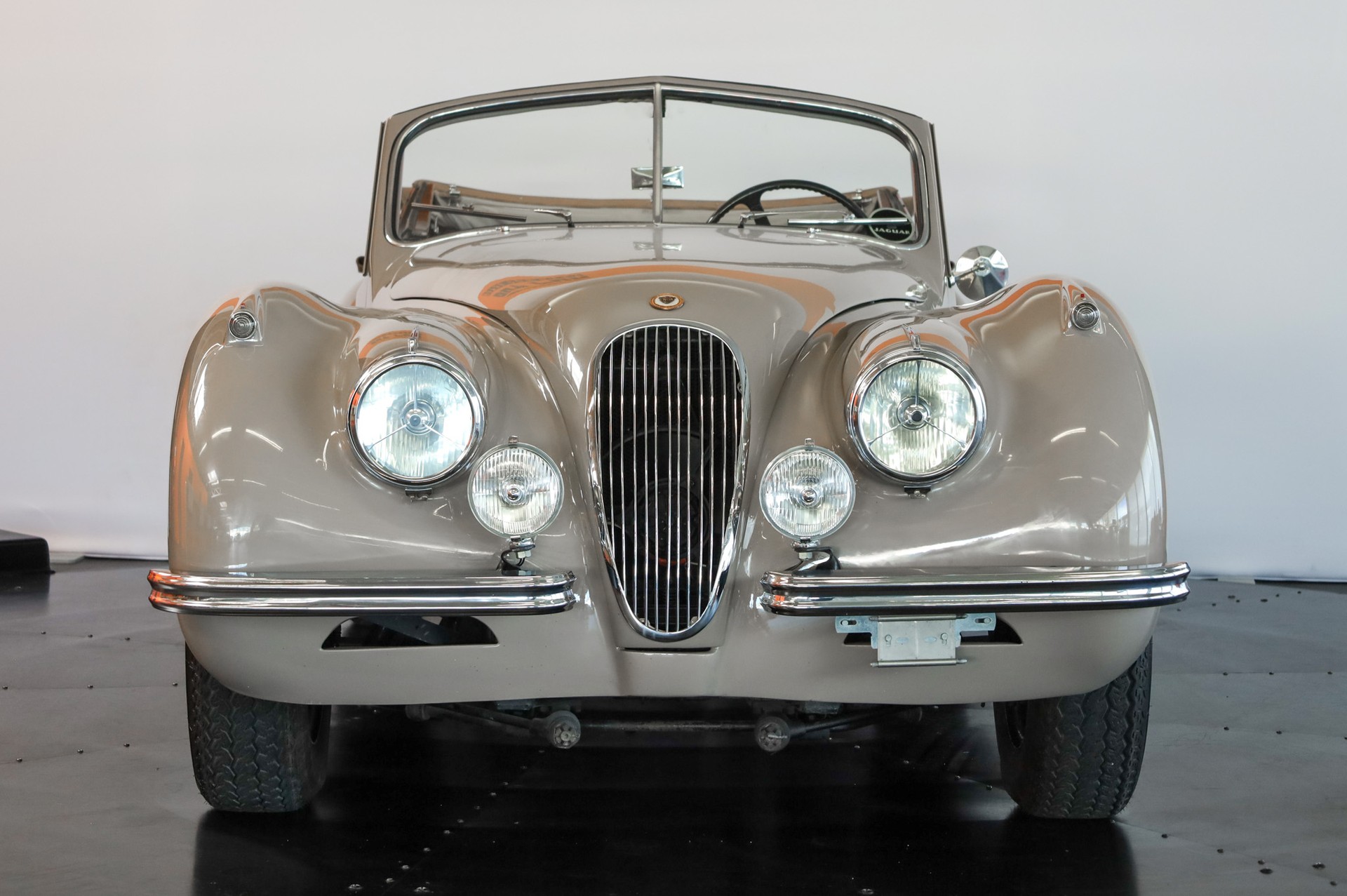 JAGUAR Drophead Coupe-image-8