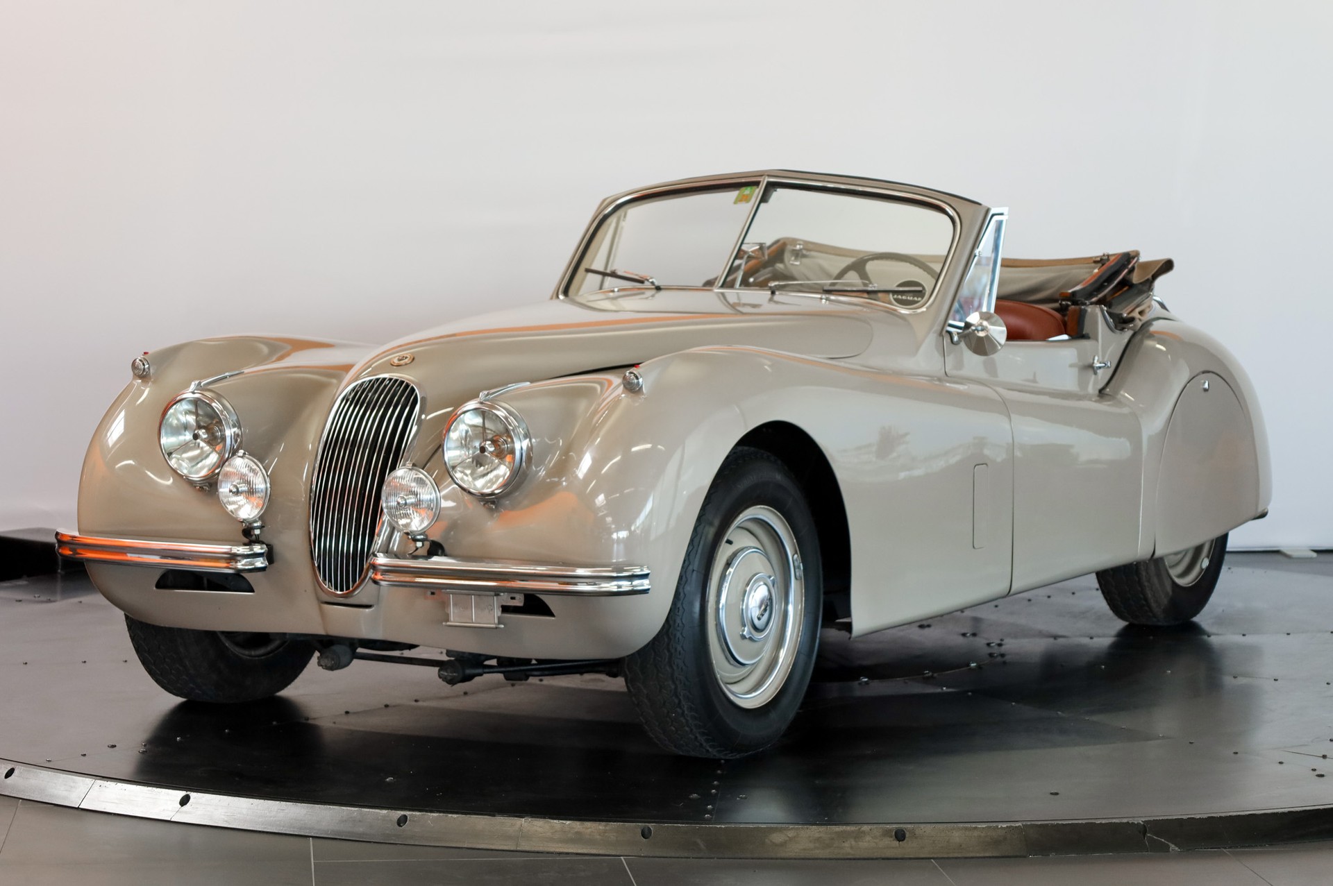 JAGUAR Drophead Coupe-image-5