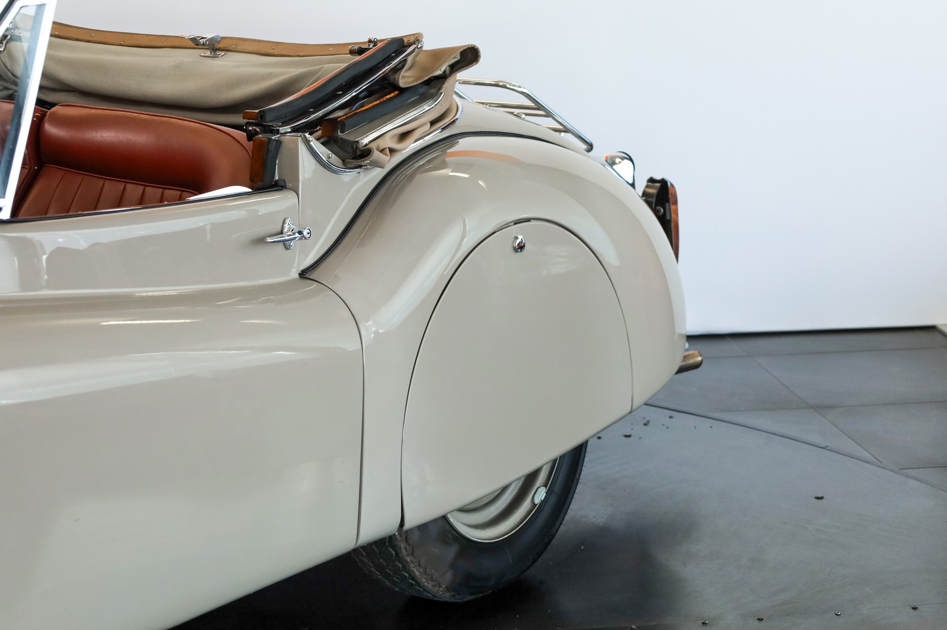 JAGUAR Drophead Coupe-image-10