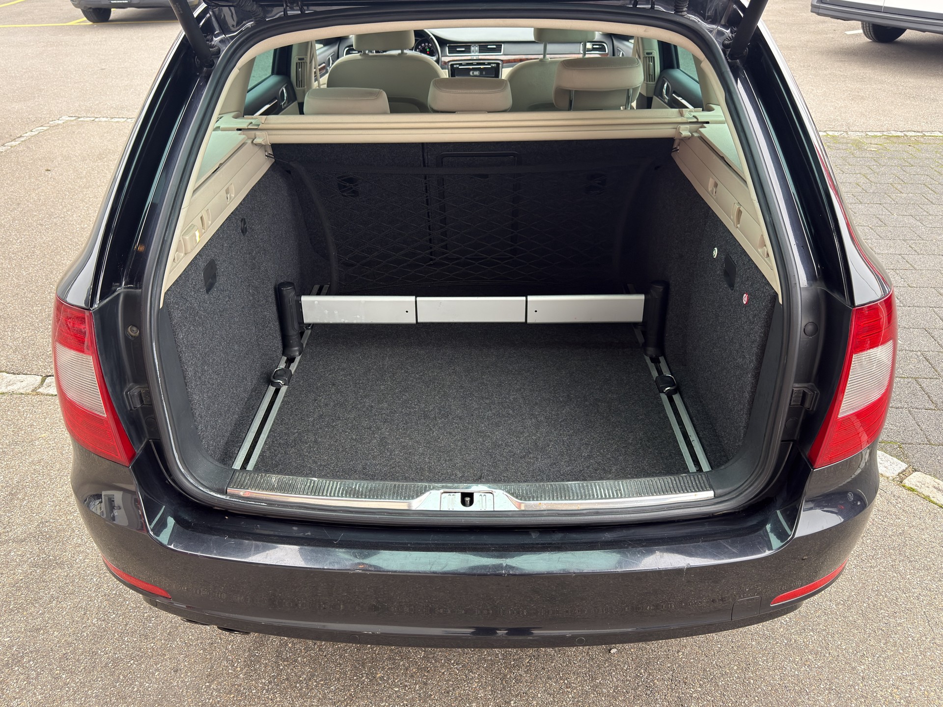 SKODA Superb Combi 1.8 TSI Elegance DSG-image-14