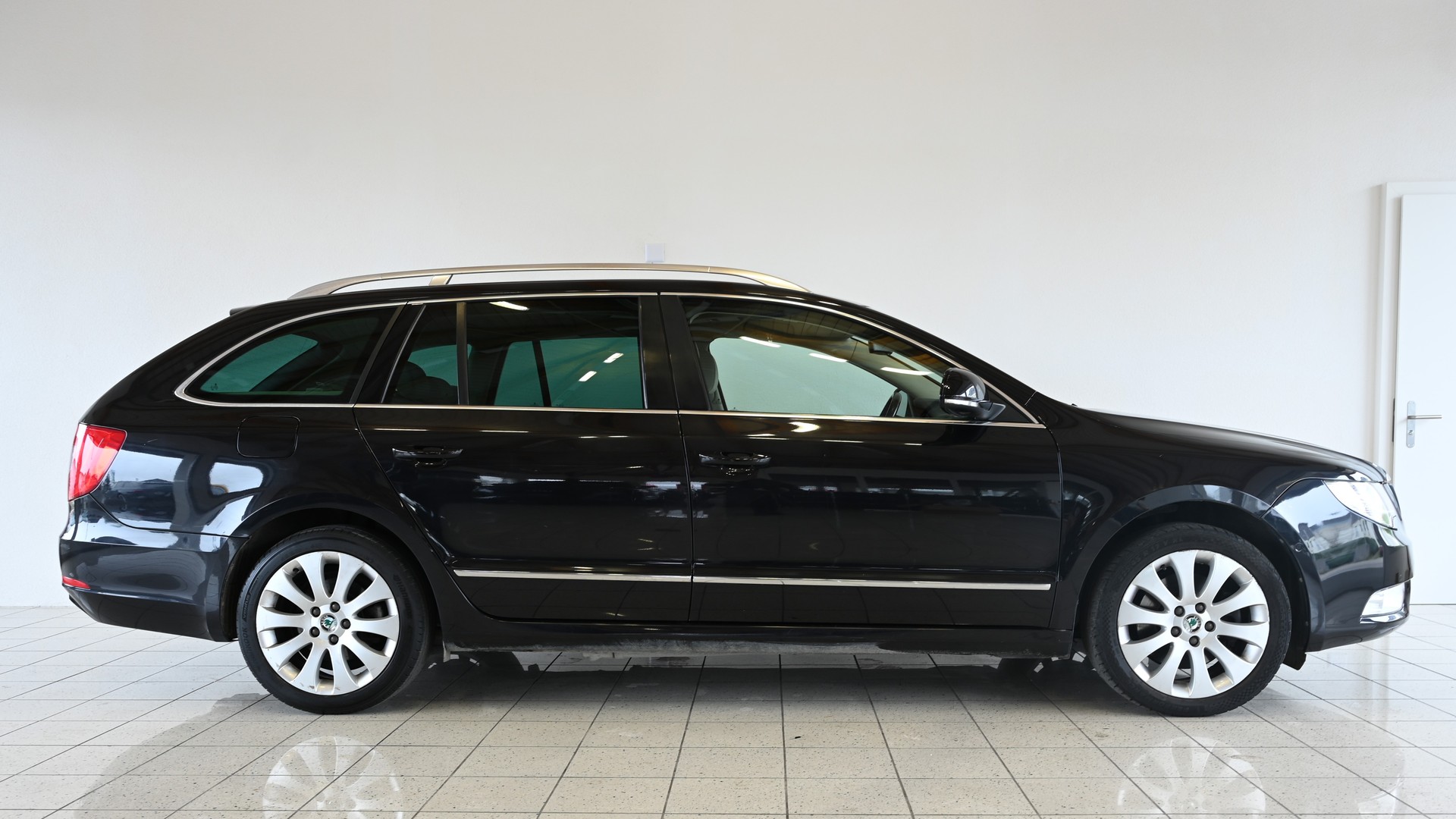 SKODA Superb Combi 1.8 TSI Elegance DSG-image-4