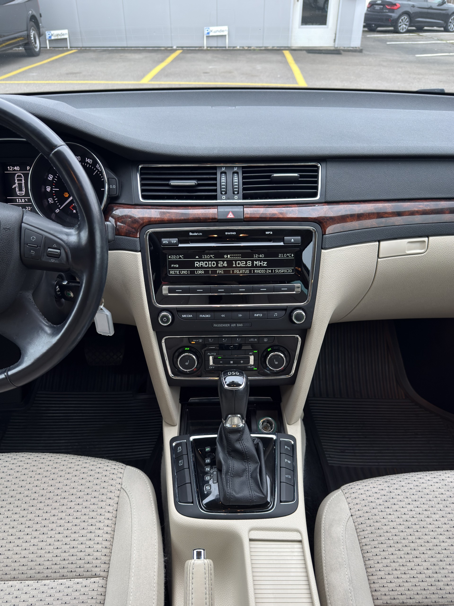 SKODA Superb Combi 1.8 TSI Elegance DSG-image-16