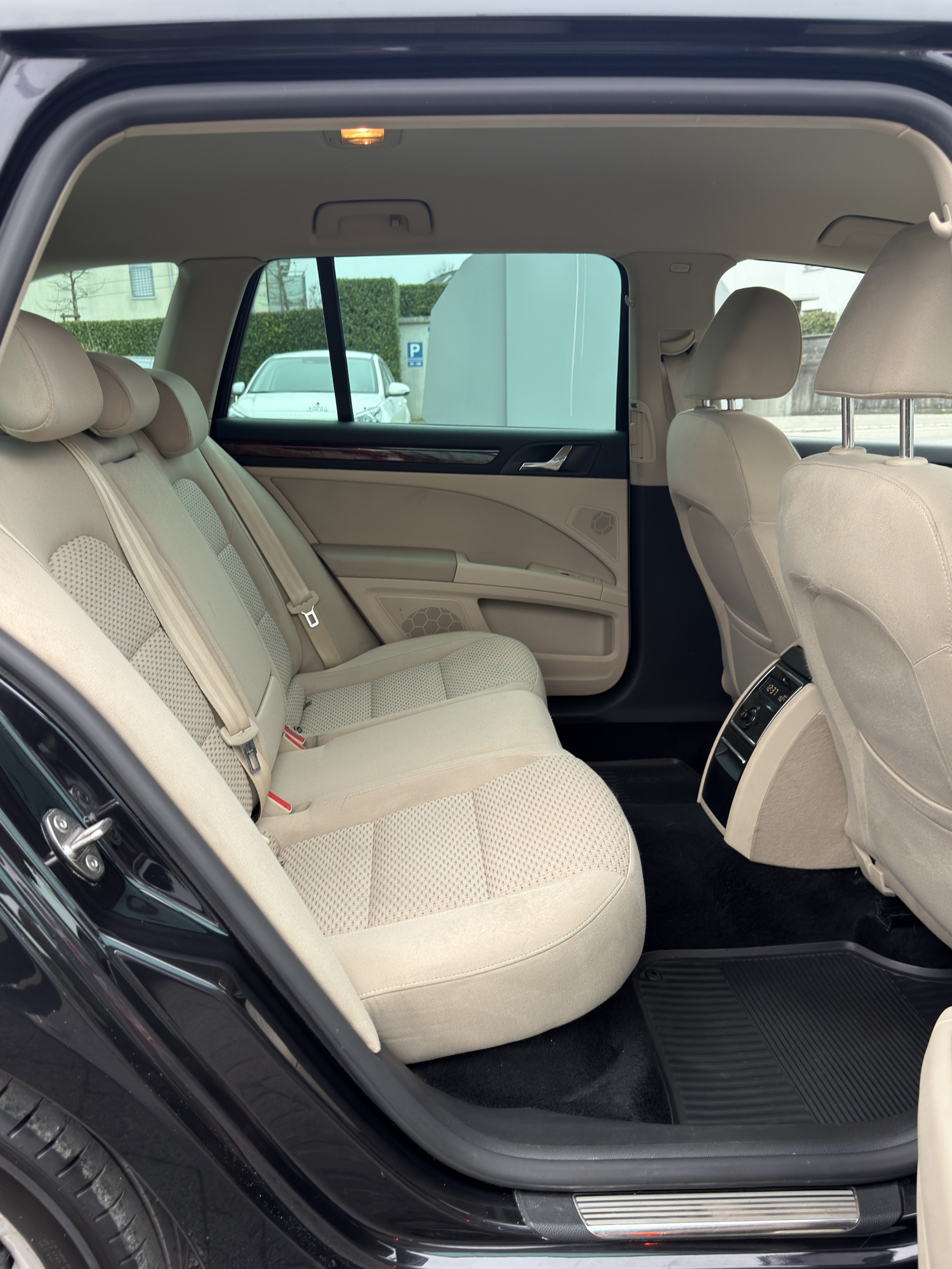 SKODA Superb Combi 1.8 TSI Elegance DSG-image-13