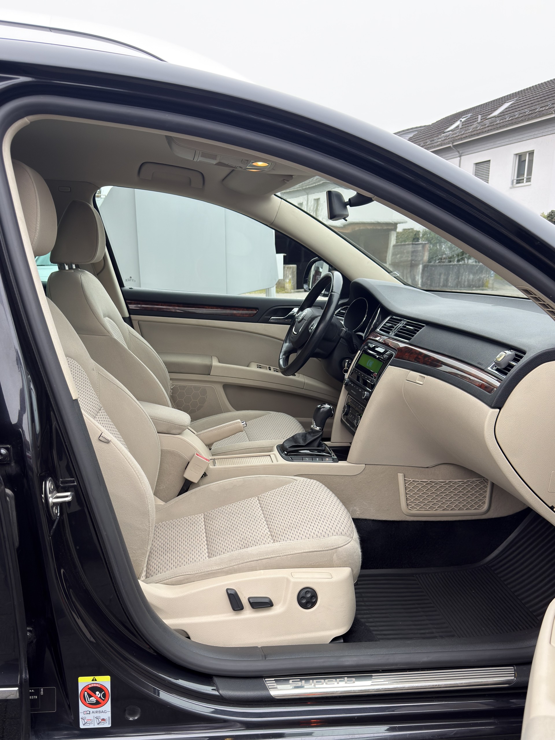 SKODA Superb Combi 1.8 TSI Elegance DSG-image-11