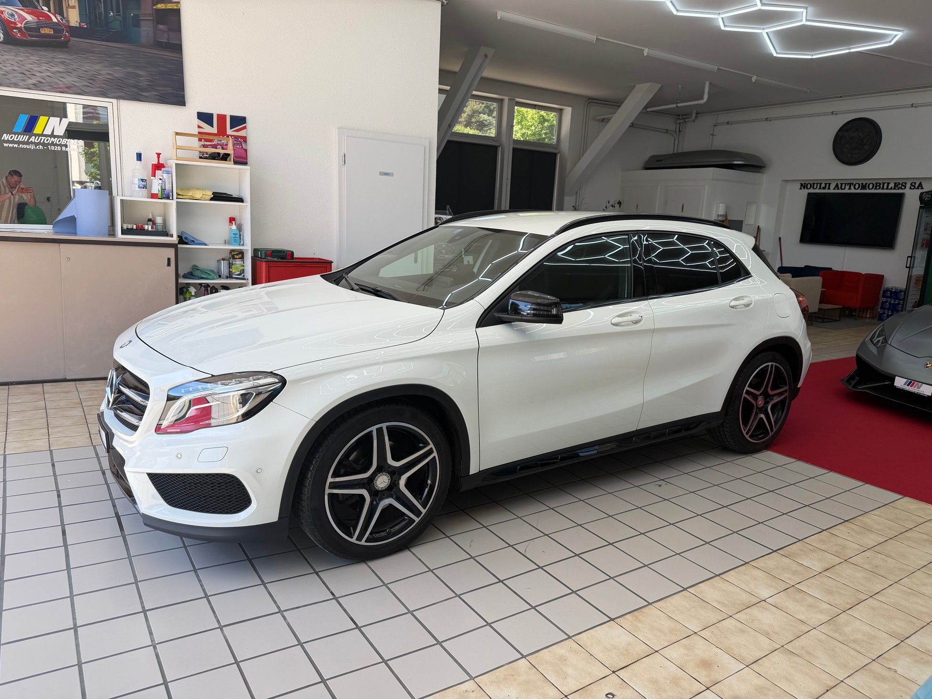 MERCEDES-BENZ GLA 250 AMG Line 4Matic 7G-DCT-showroom-element-2