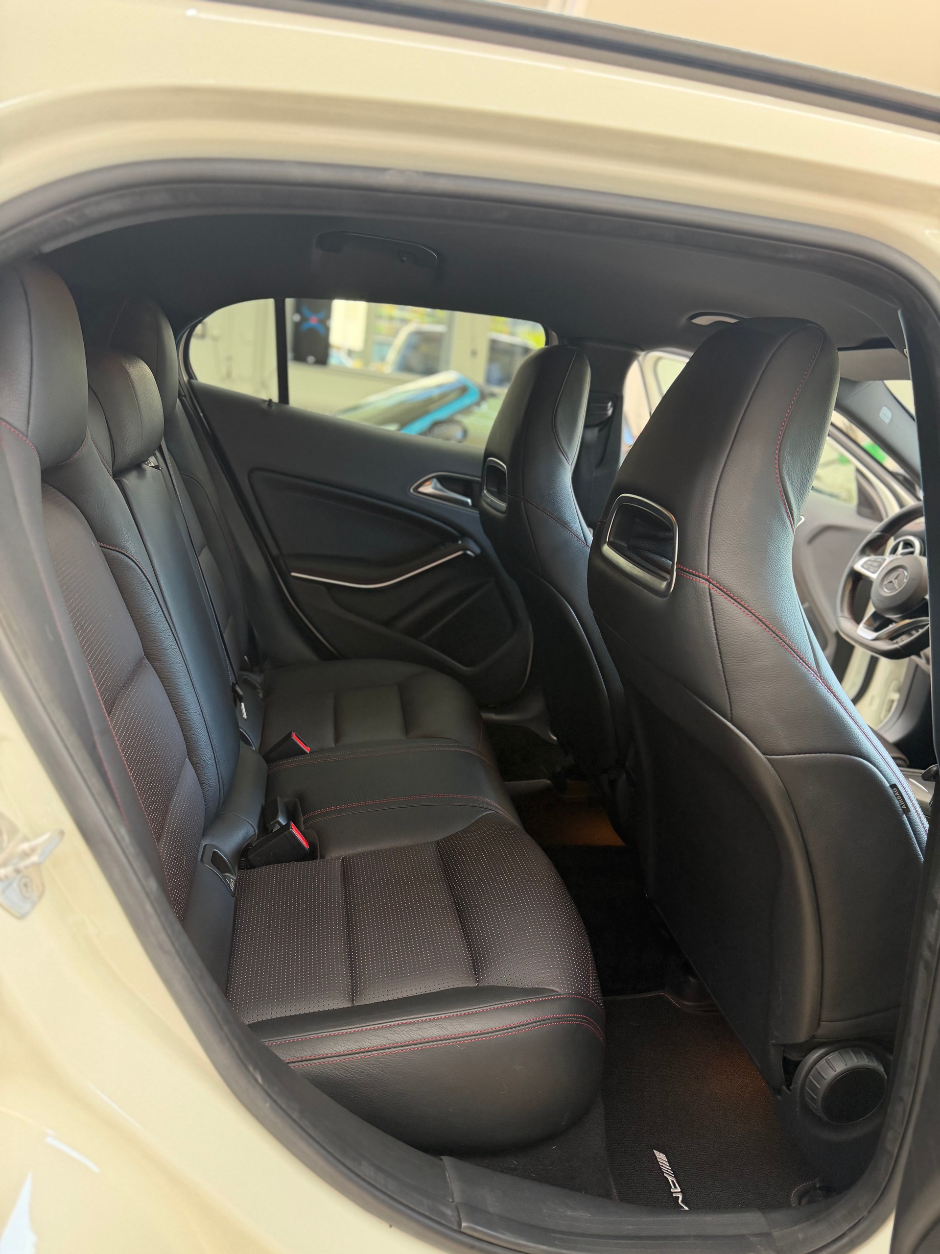 MERCEDES-BENZ GLA 250 AMG Line 4Matic 7G-DCT-image-14