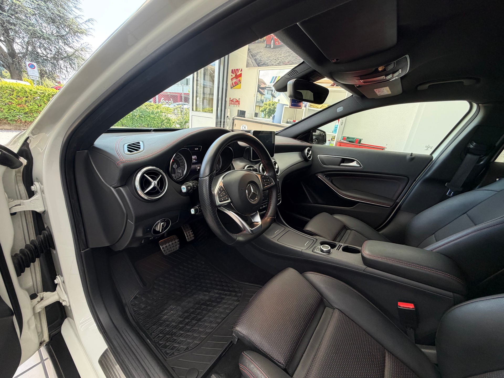 MERCEDES-BENZ GLA 250 AMG Line 4Matic 7G-DCT-image-10