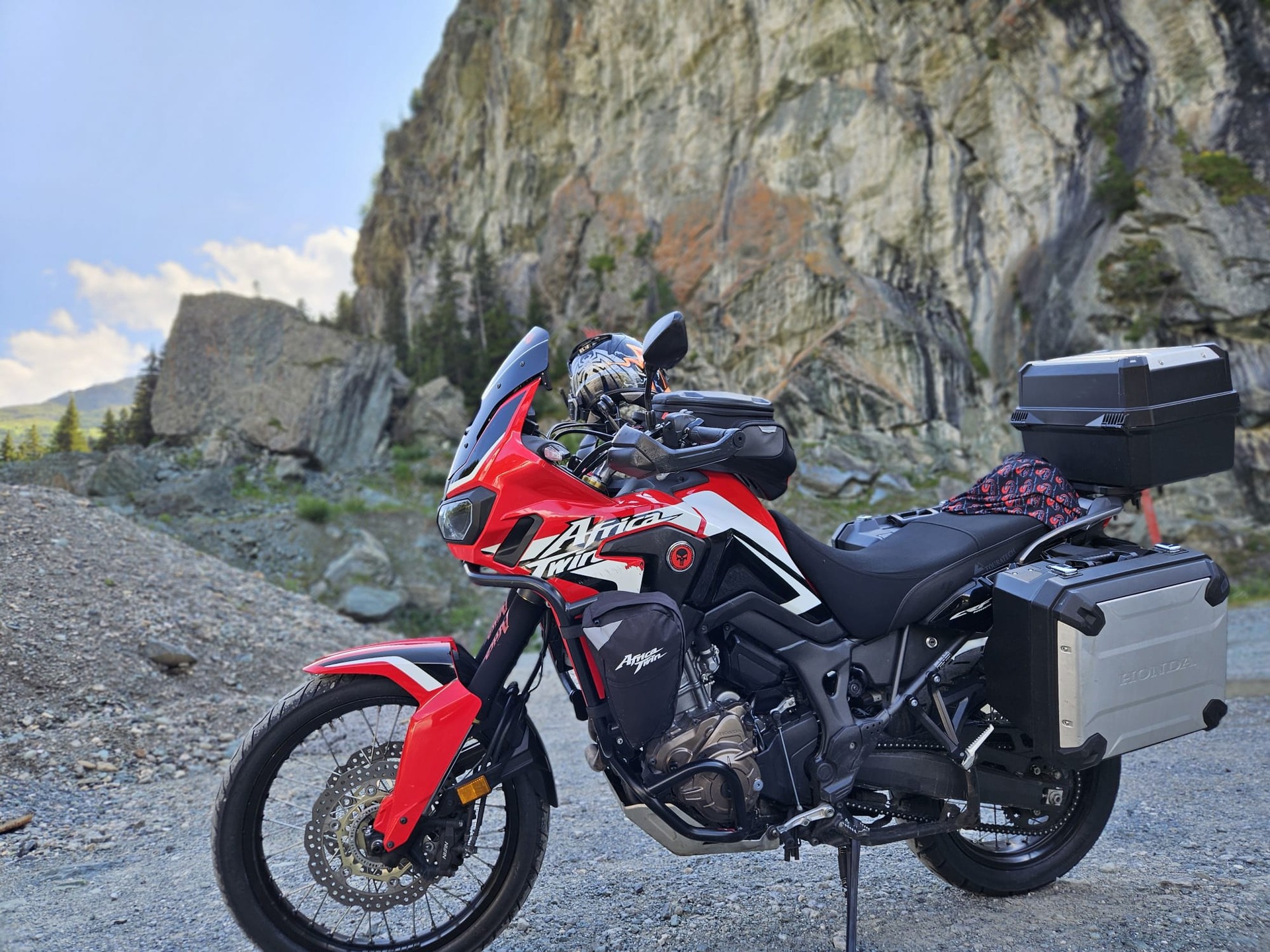HONDA CRF 1000A Africa Twin-image-1