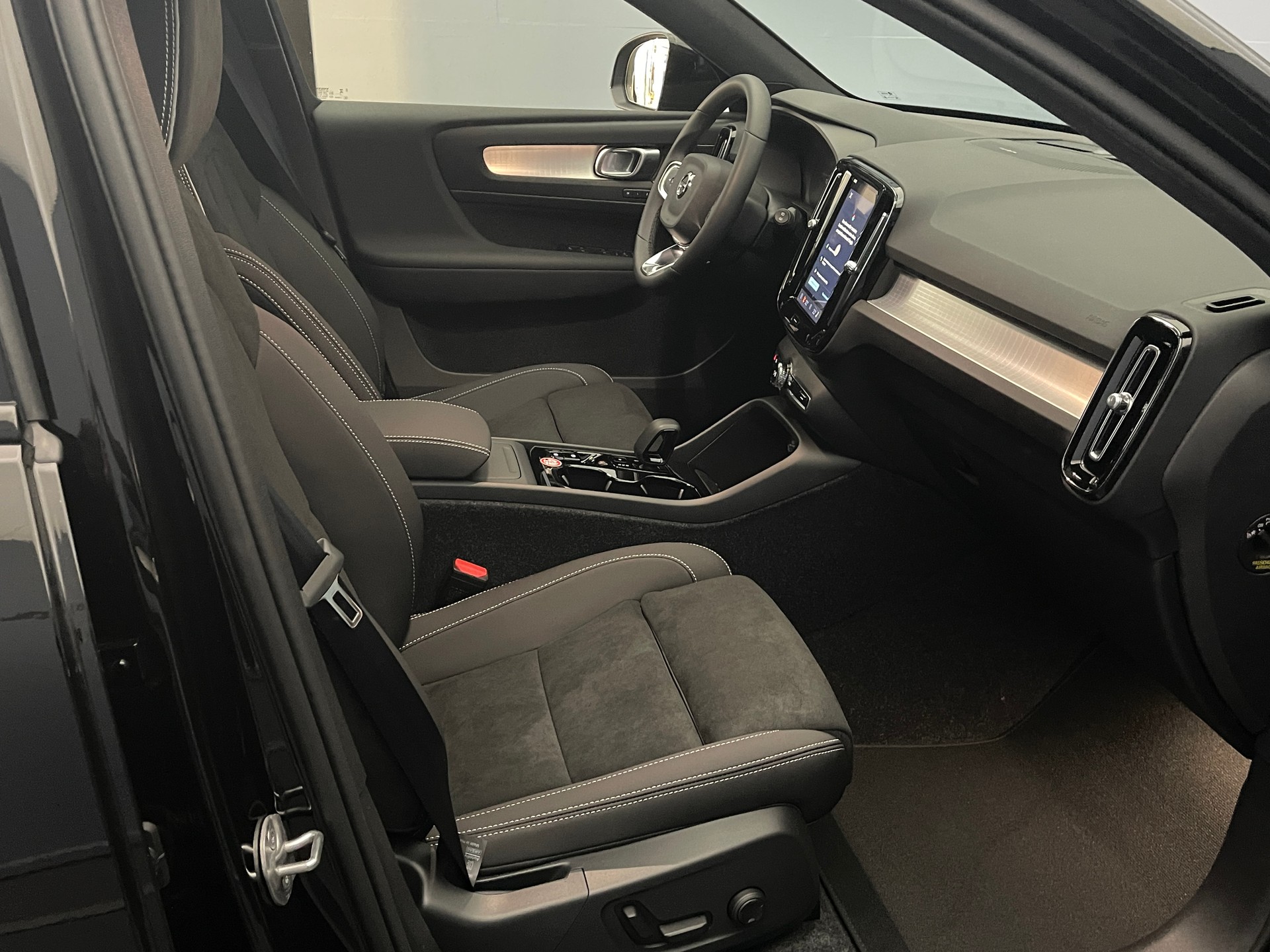 VOLVO XC40 2.0 B4 MH Black Edition-image-12