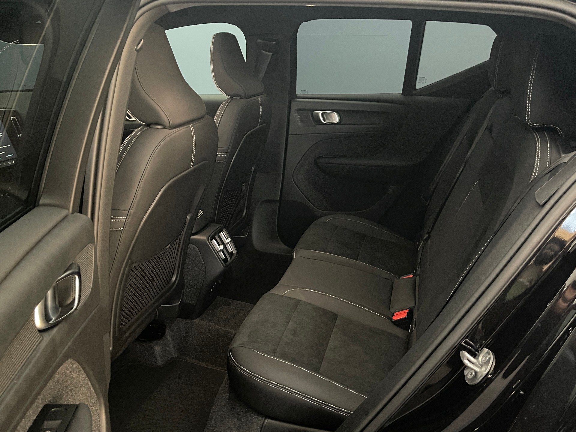 VOLVO XC40 2.0 B4 MH Black Edition-image-7