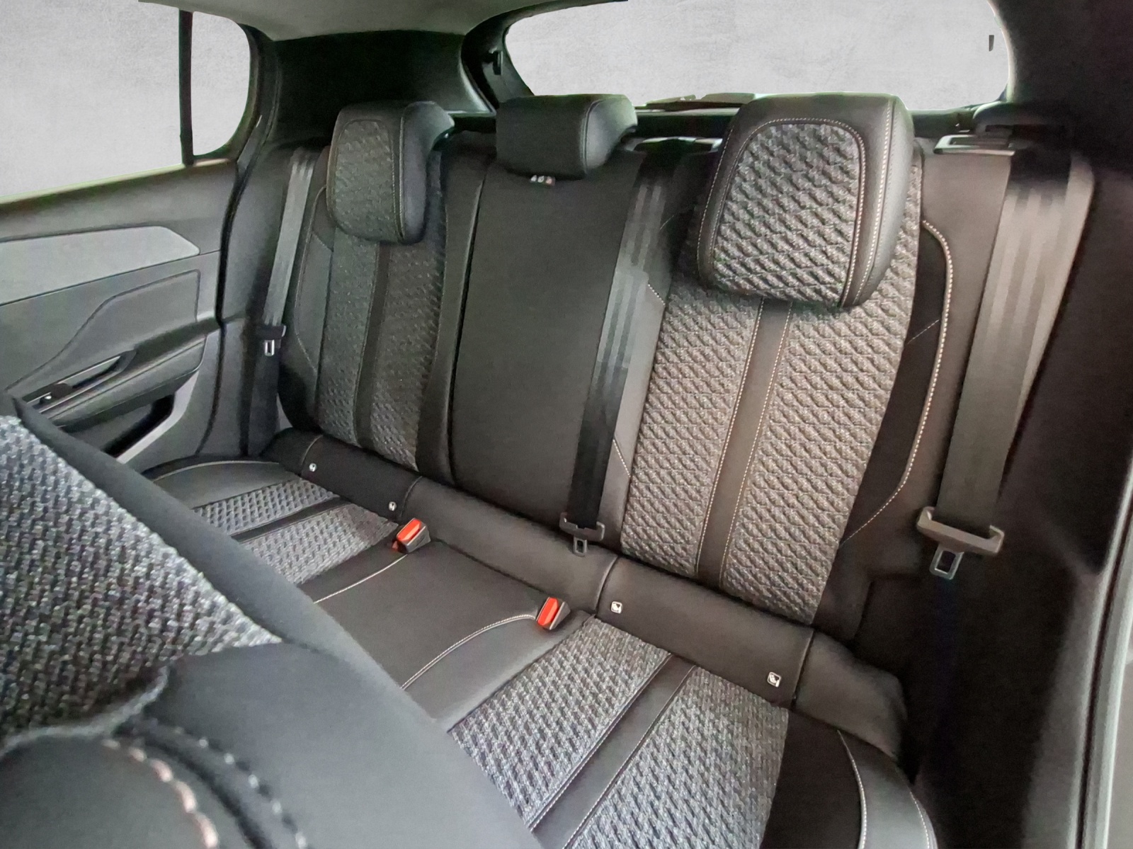 PEUGEOT 308 1.2 Hybrid Allure-image-11