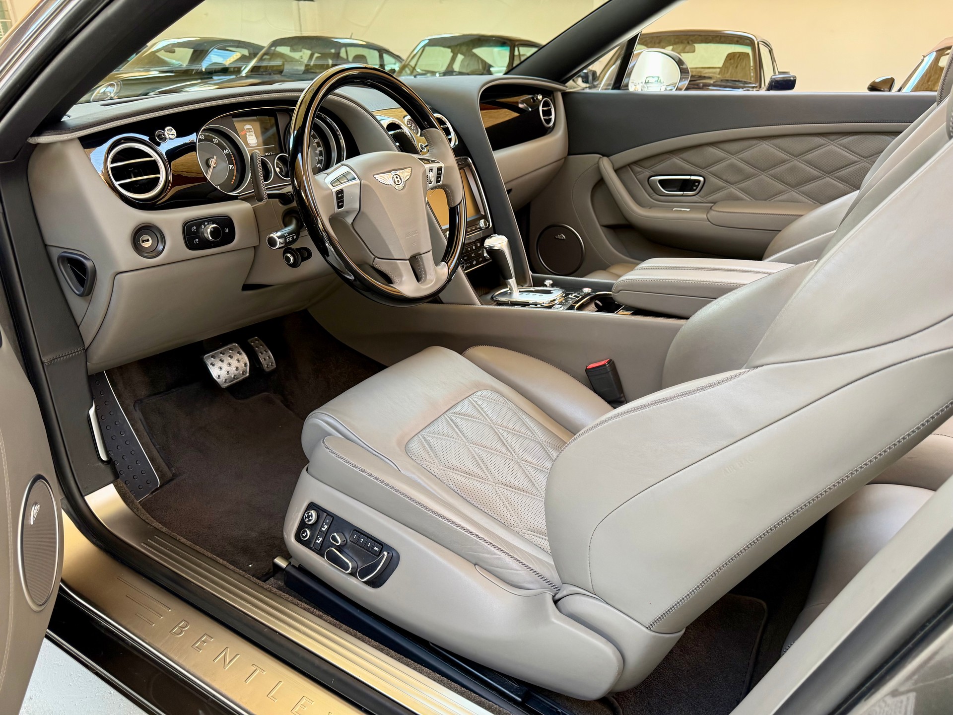 BENTLEY Continental GTC 4.0 V8-image-9